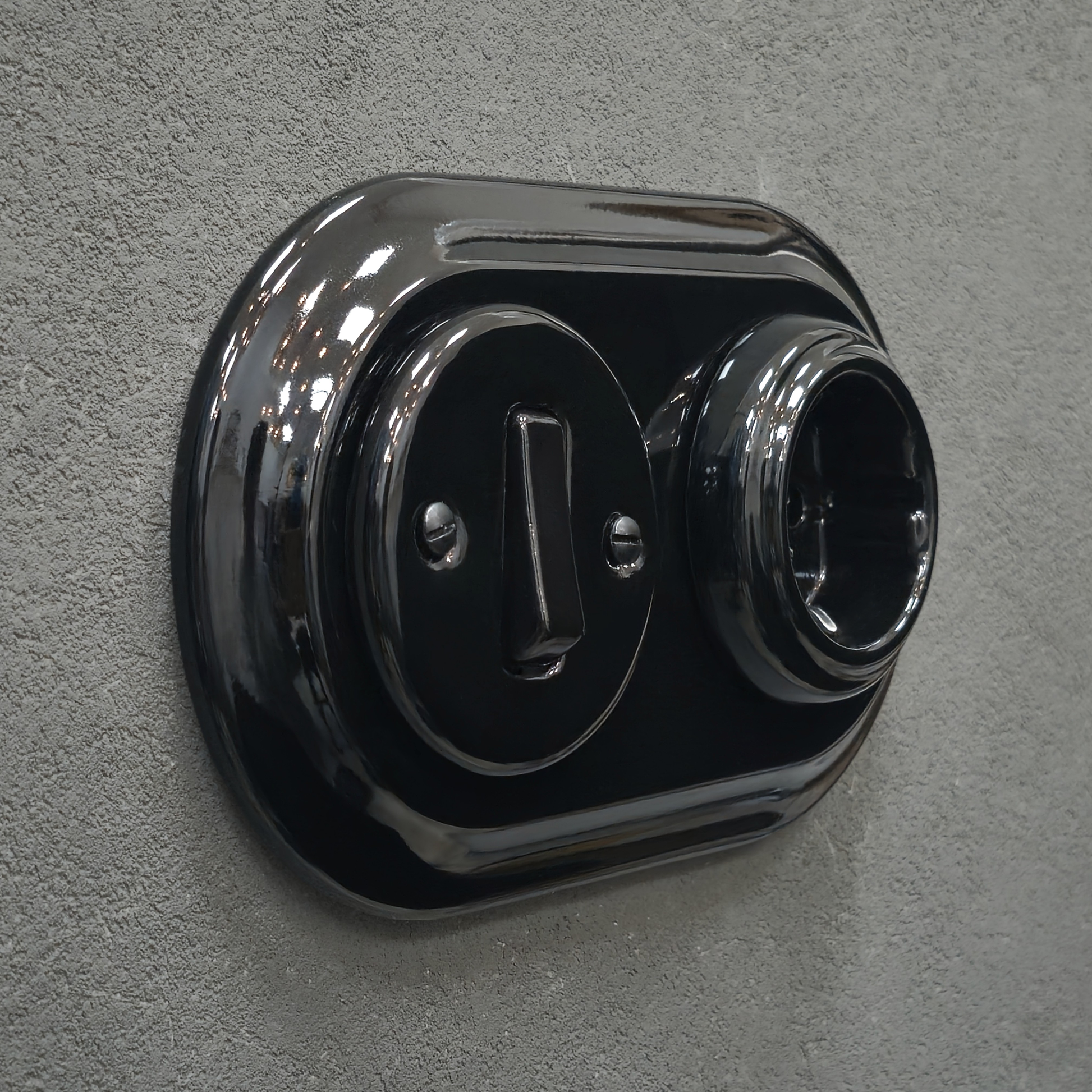 Single SCHUKO porcelain socket with light switch, black, flush-mounted, side view