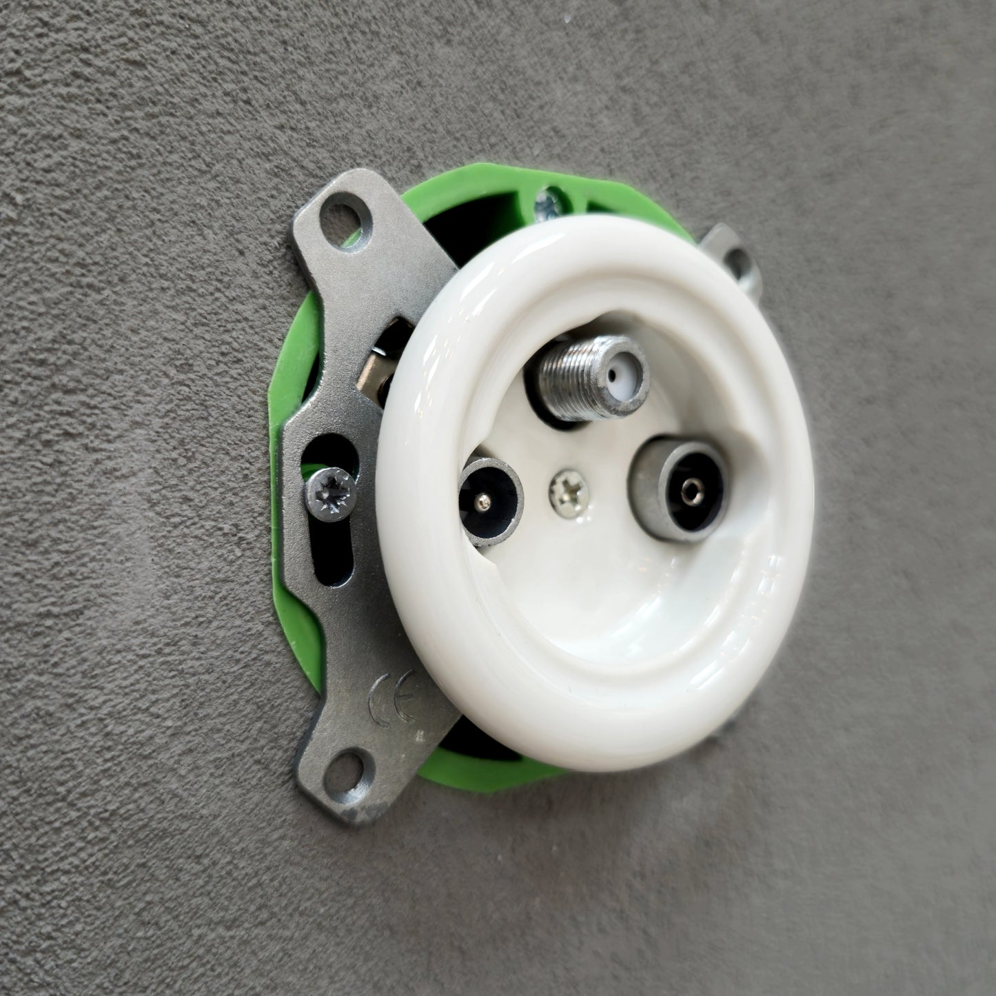 White porcelain TV+SAT socket insert, flush-mounted, side