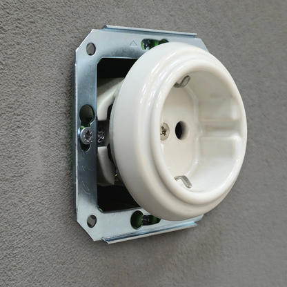Single SCHUKO porcelain socket insert, white, flush-mounted, side view