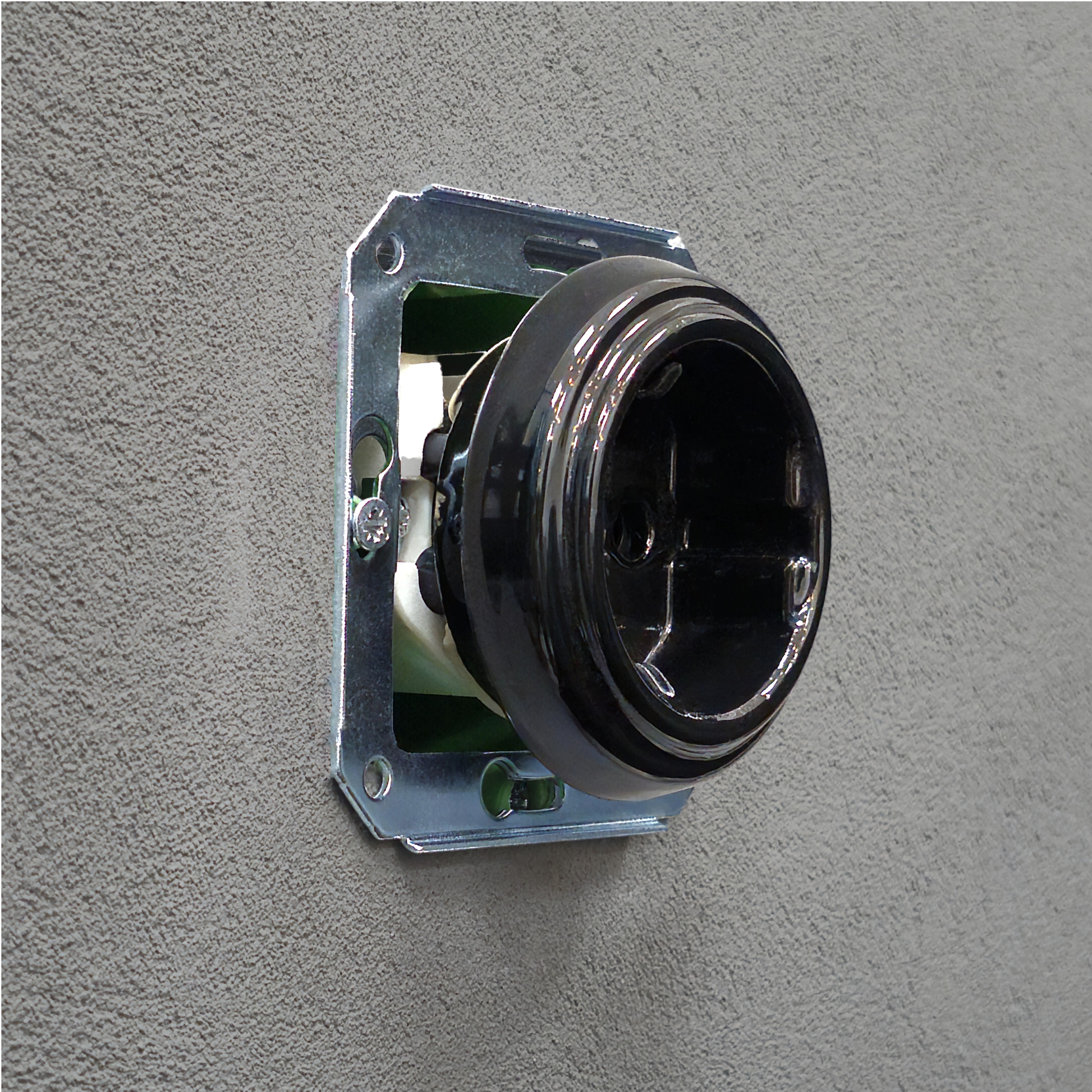 Single SCHUKO porcelain socket insert, black, flush-mounted, side view