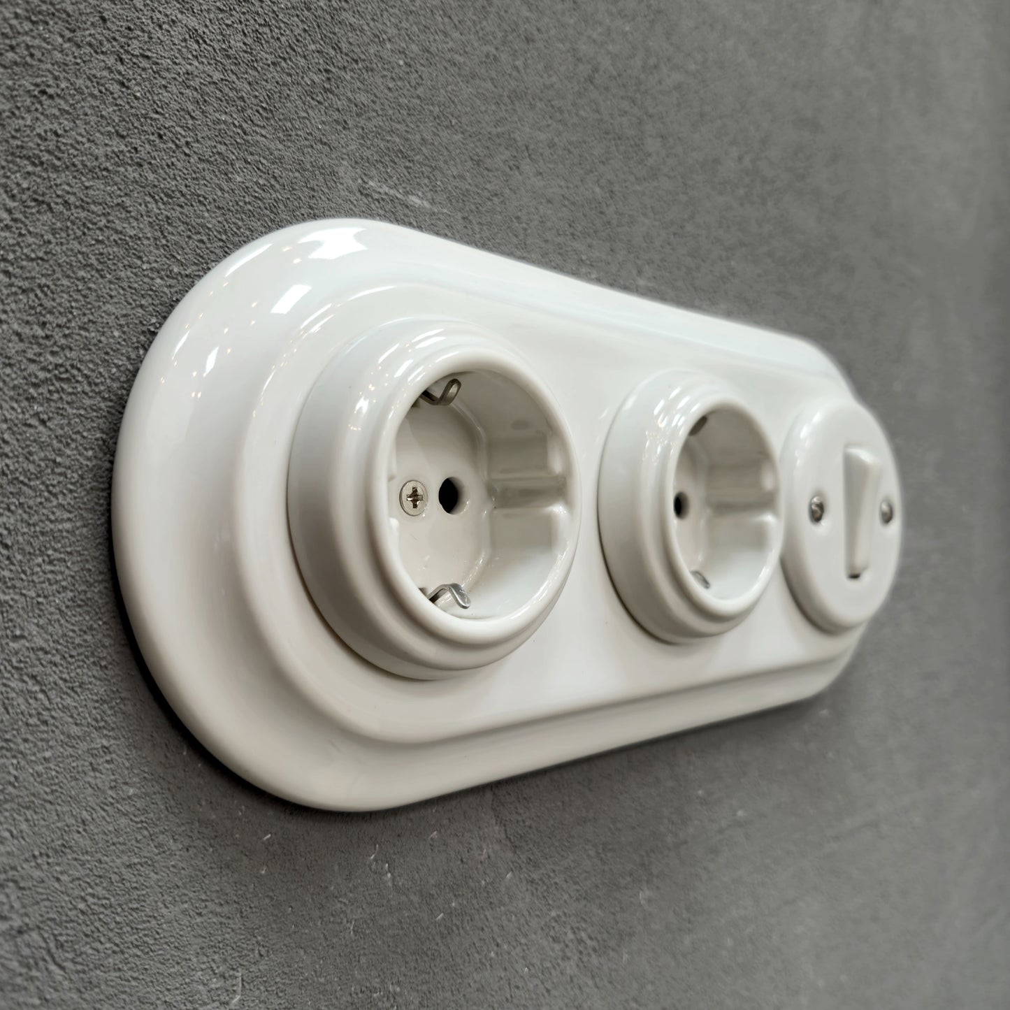Double SCHUKO porcelain socket with light switch, white, flush-mounted, side view