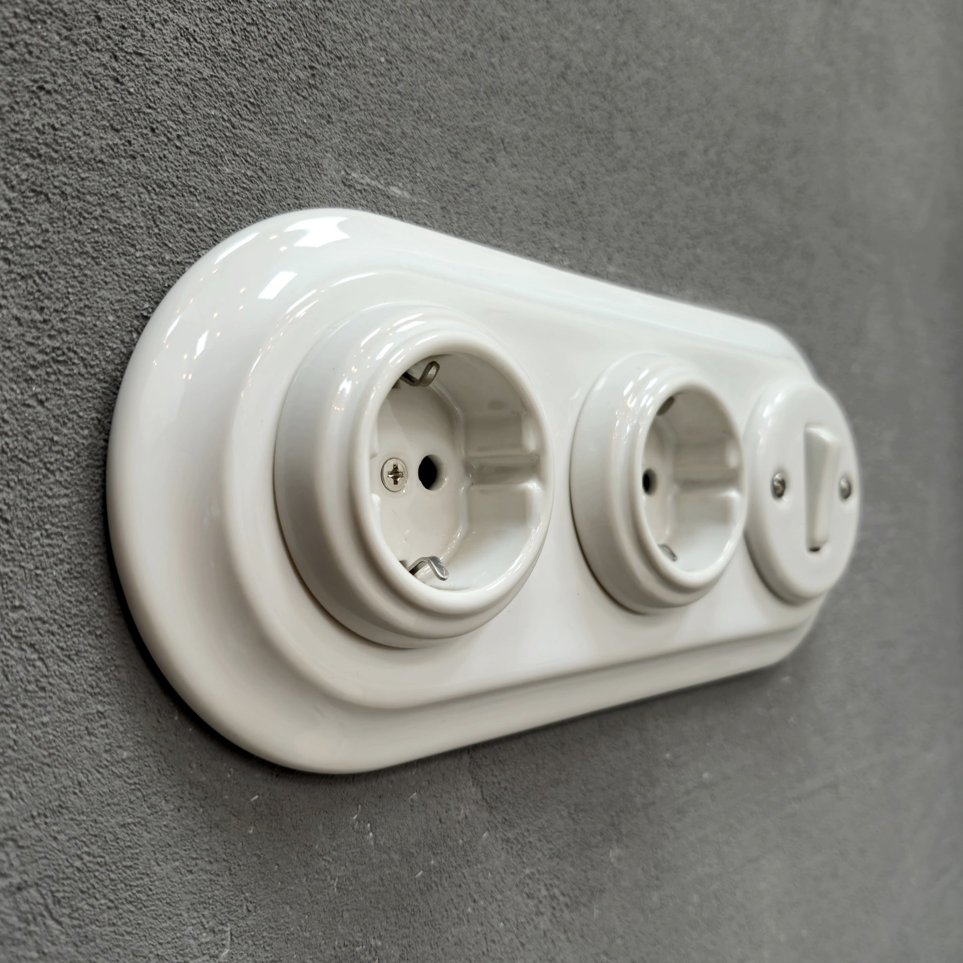Double SCHUKO porcelain socket with light switch, white, flush-mounted, side view