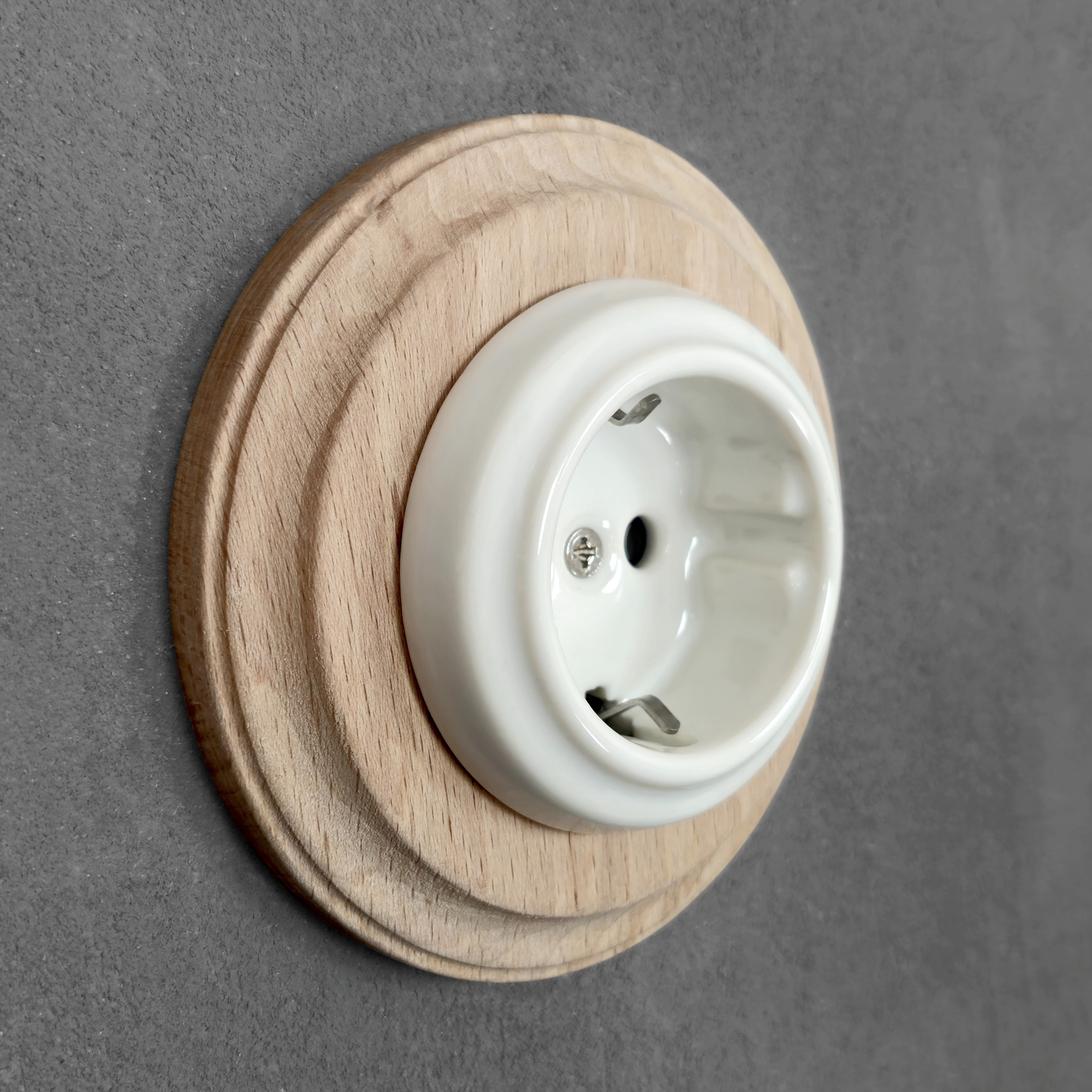 Single SCHUKO porcelain socket with wooden frame, white, flush-mounted, side view