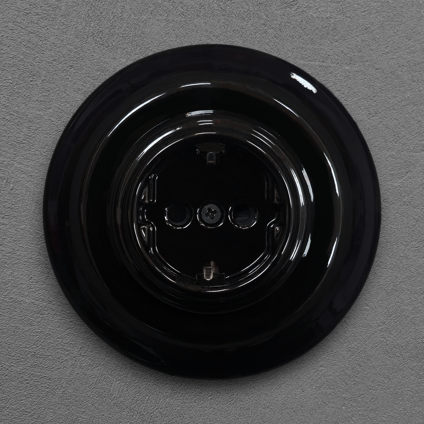 Single SCHUKO porcelain socket, black, surface-mounted