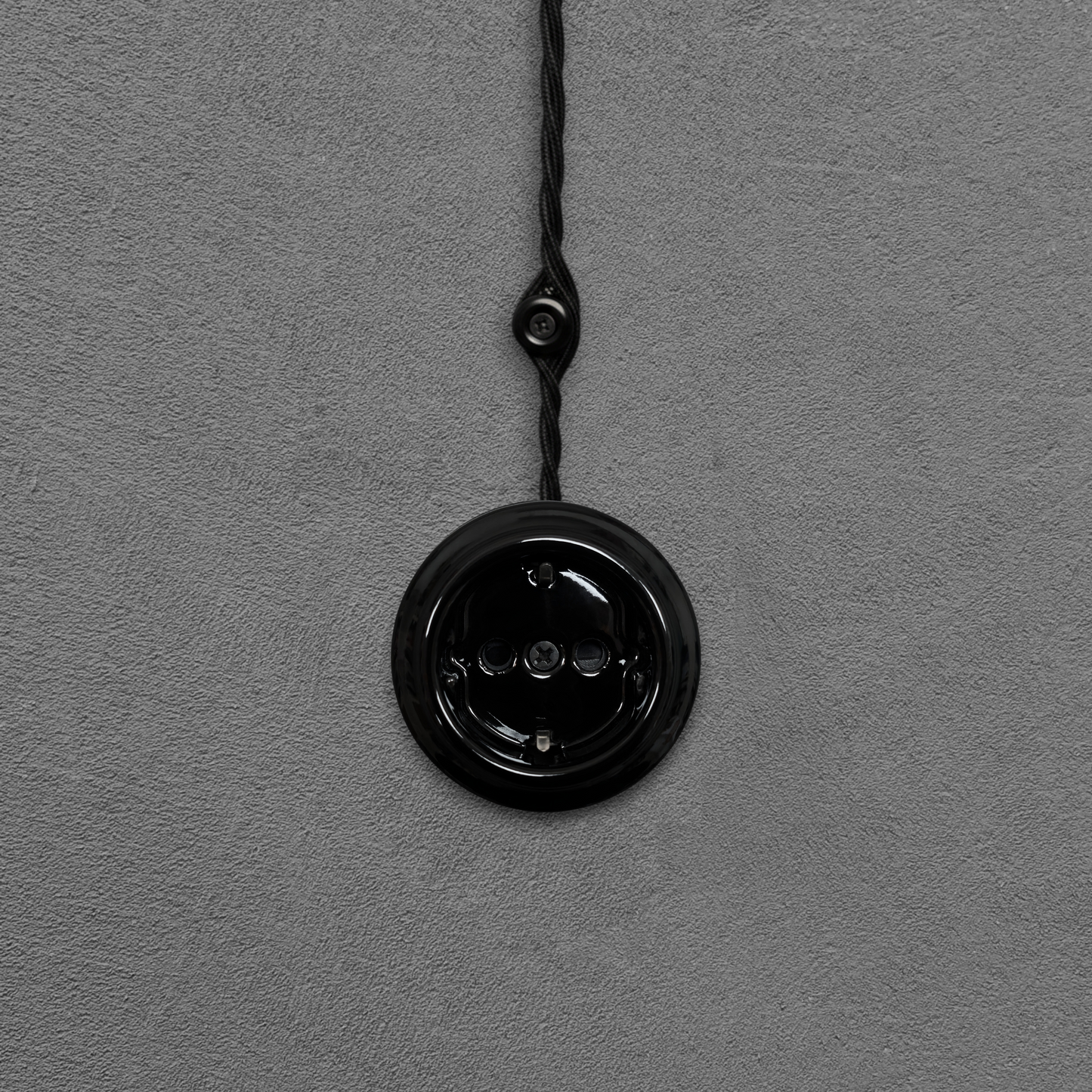 Single SCHUKO porcelain socket insert, black, surface-mounted