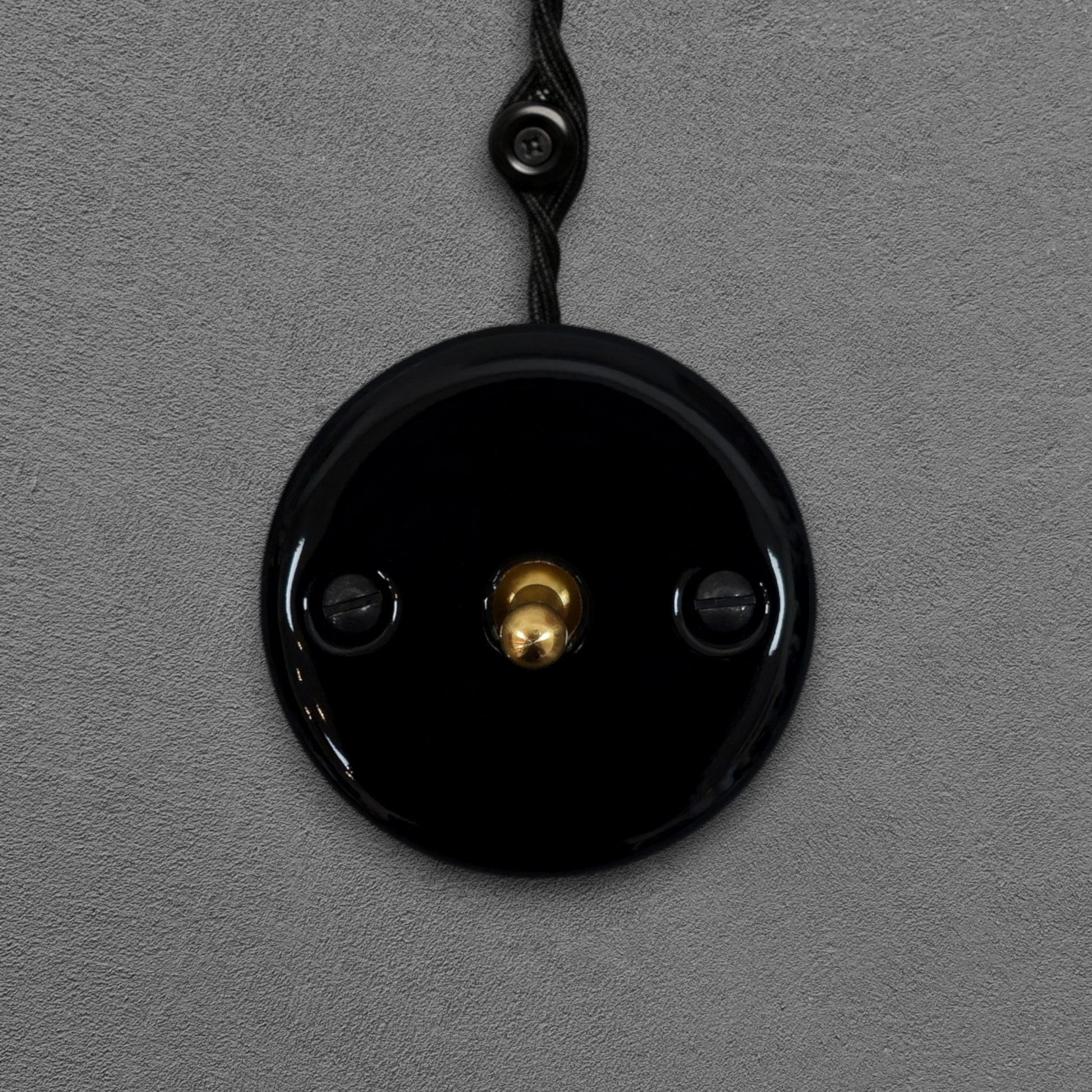 black porcelain 1gang2way toggle switch insert, surface-mount, front