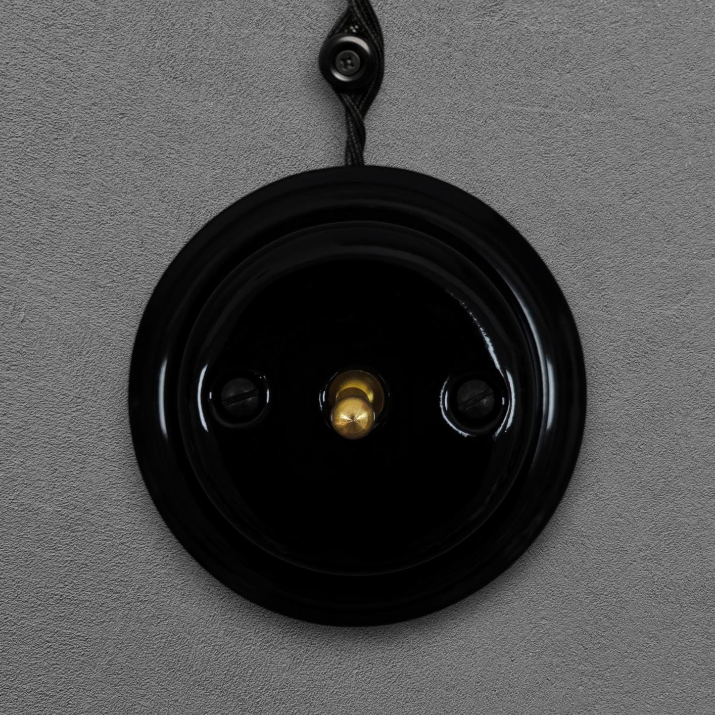 black porcelain 1gang2way toggle light switch, surface-mount, front