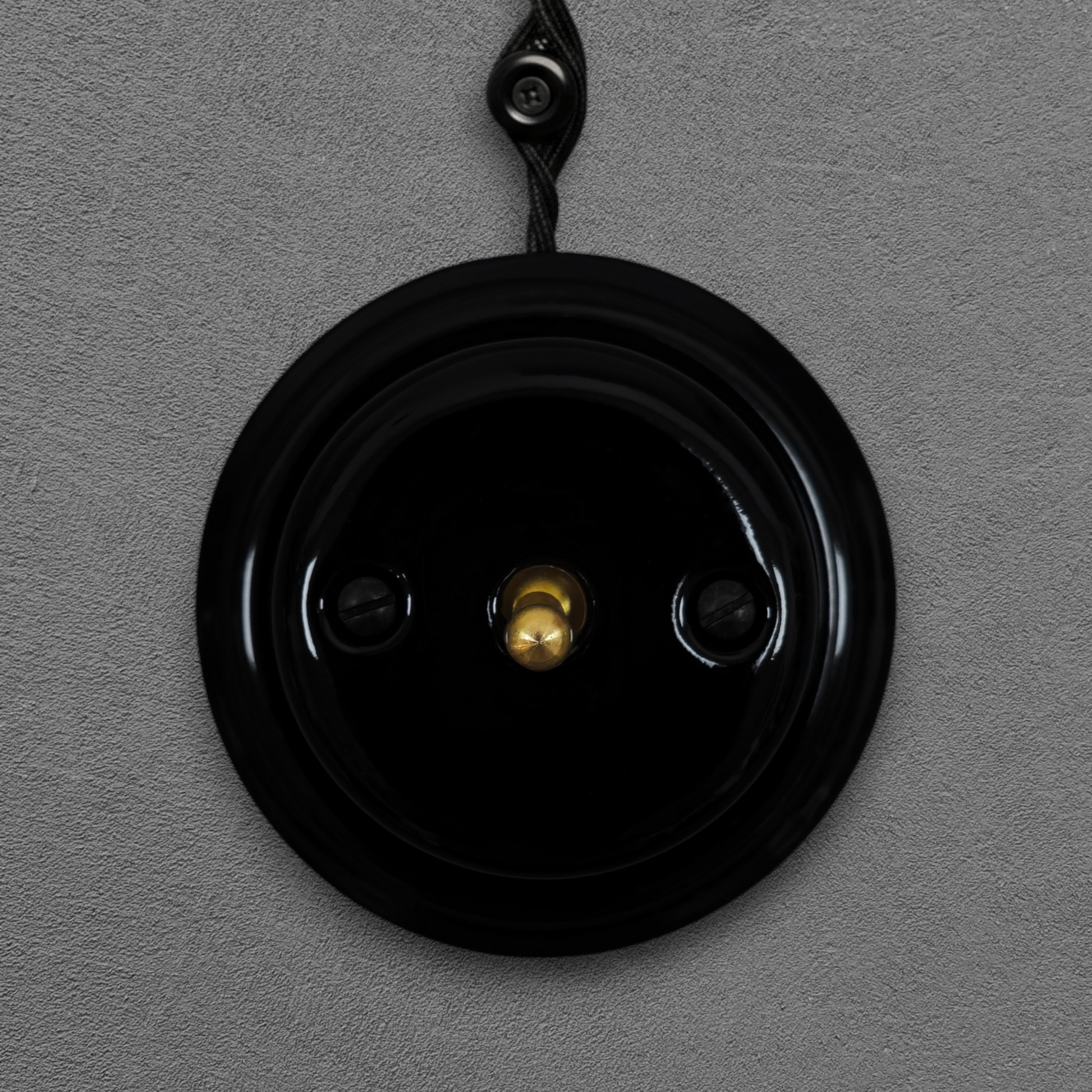 black porcelain 1gang2way toggle light switch, surface-mount, front