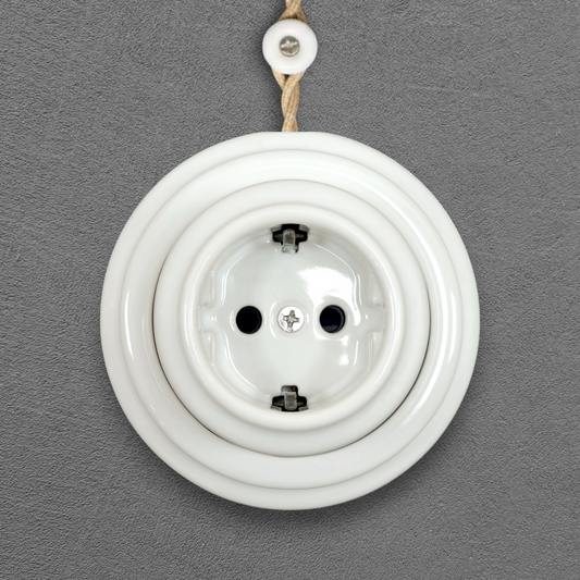 Single SCHUKO porcelain socket, white, surface-mounted, front view