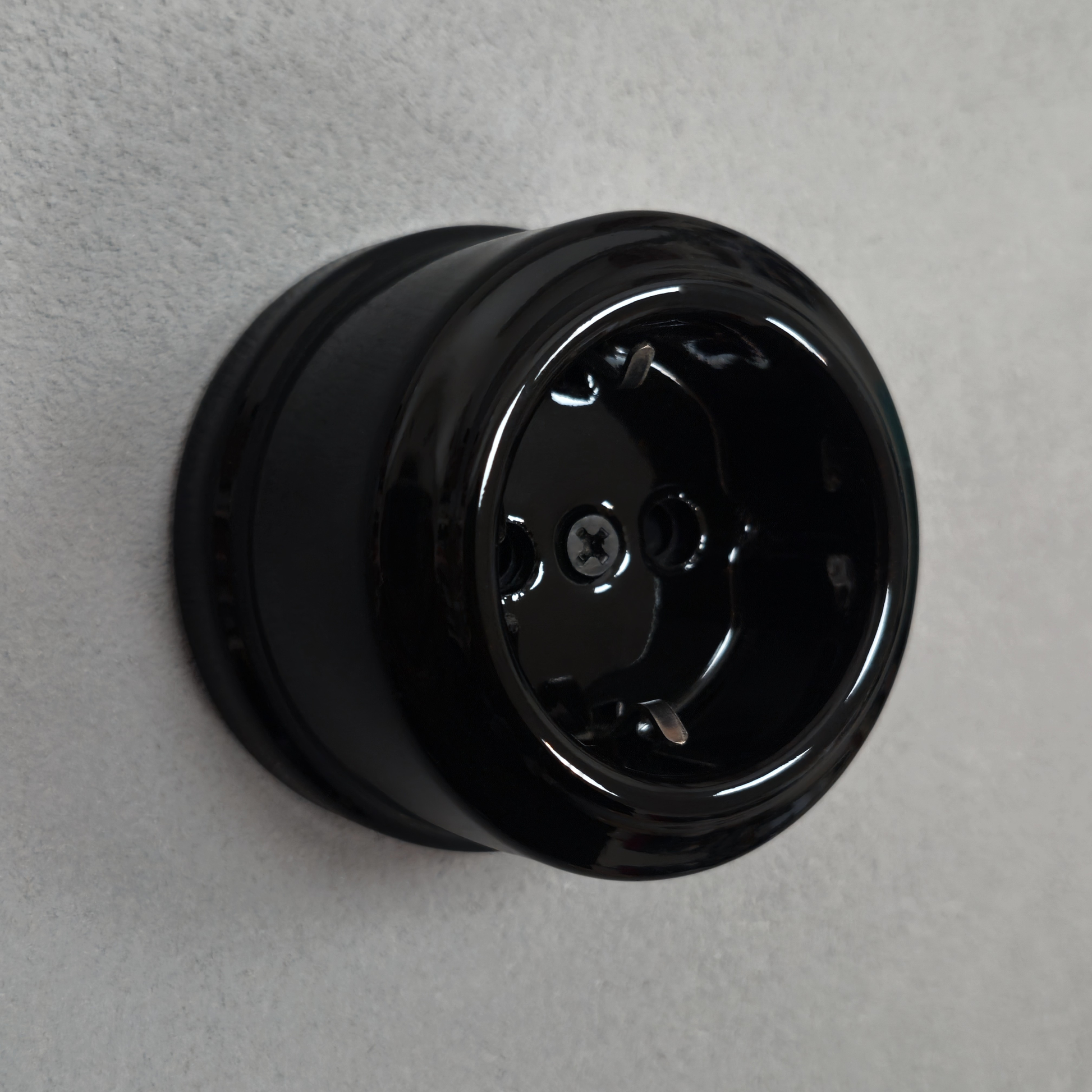 Single SCHUKO porcelain socket insert, black, surface-mounted, side view