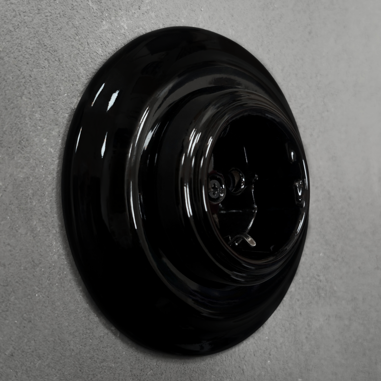 Single SCHUKO porcelain socket, black, flush-mounted, side view