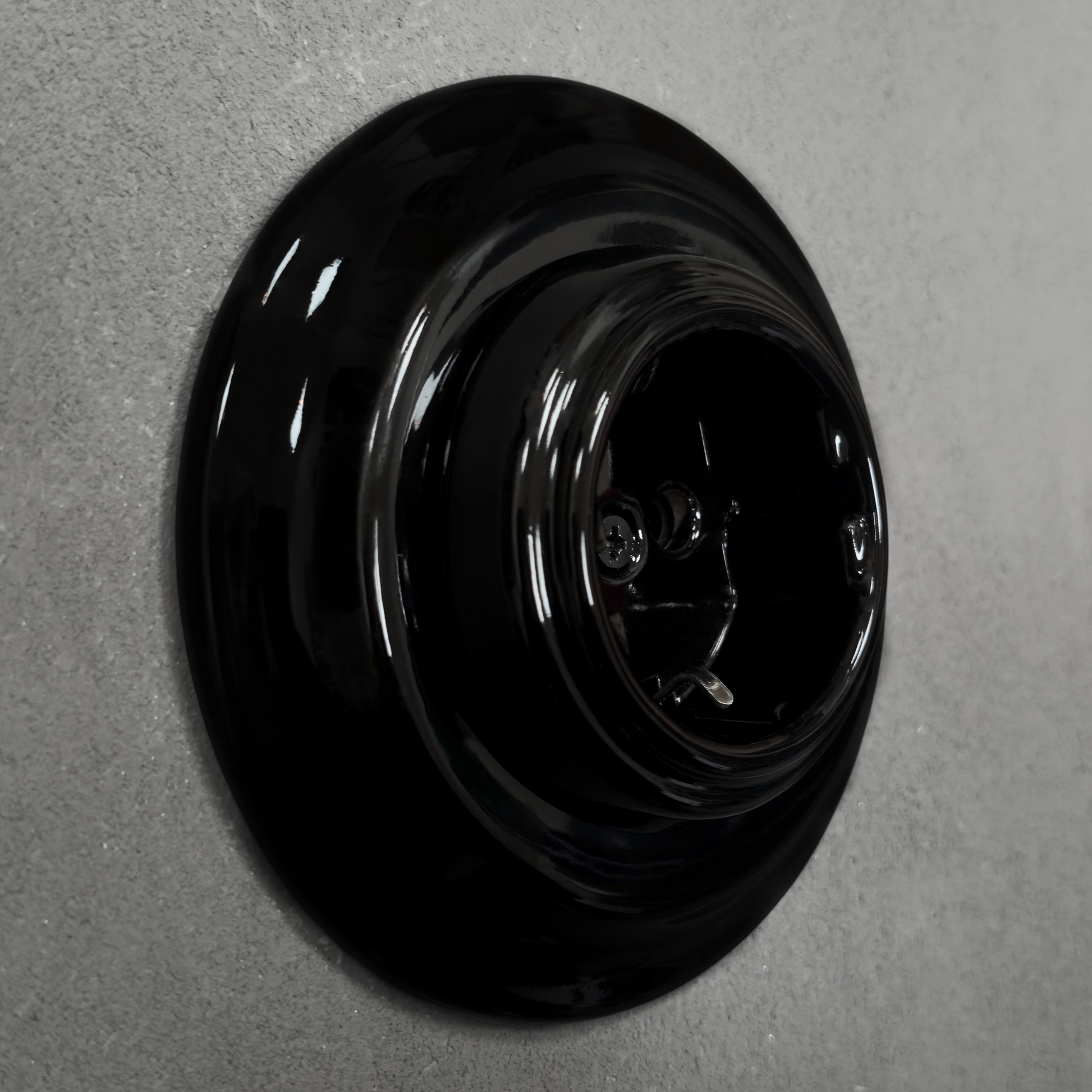 Single SCHUKO porcelain socket, black, flush-mounted, side view