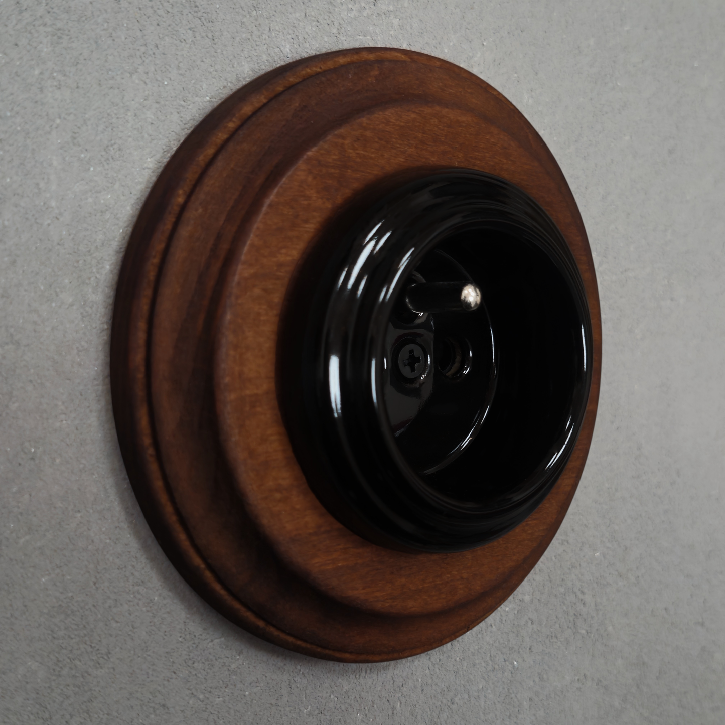 Single Type F porcelain socket with wood frame, black, flush-mounted, side
