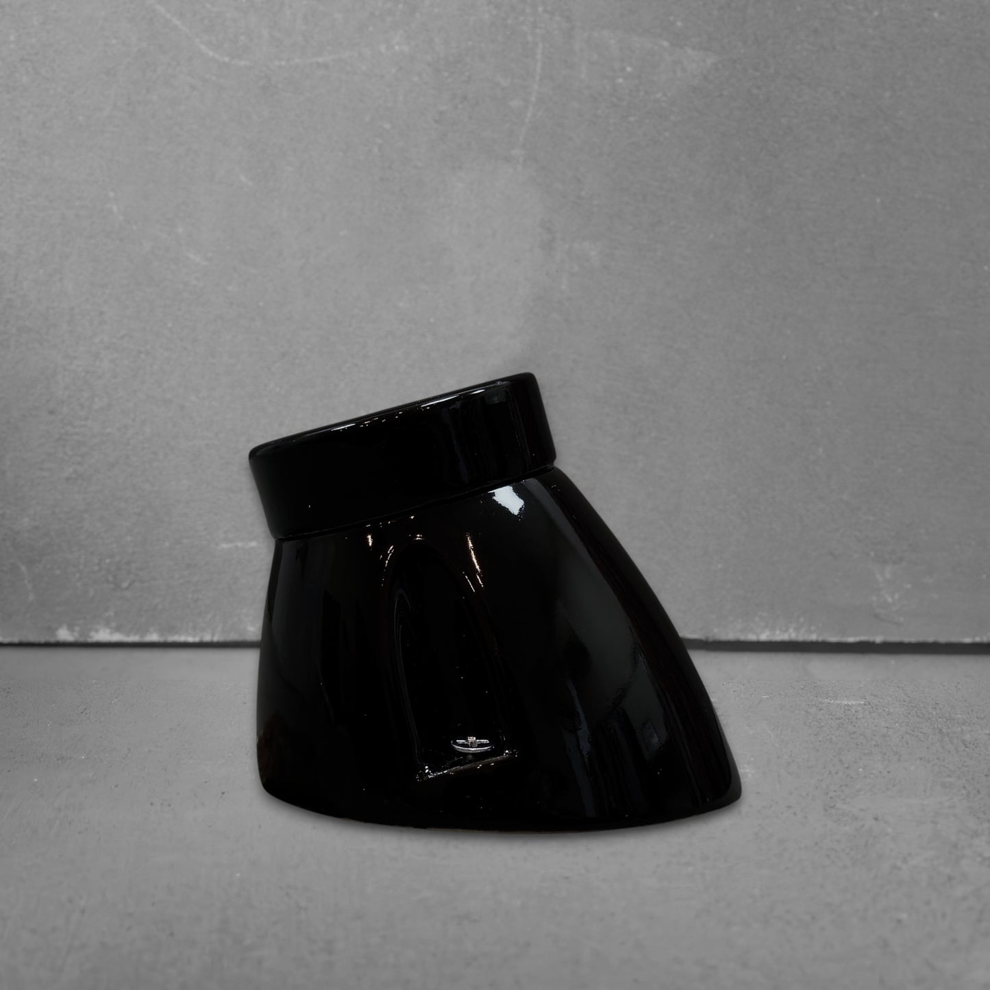 black porcelain inclined E27 lamp holder, surface-mount, front