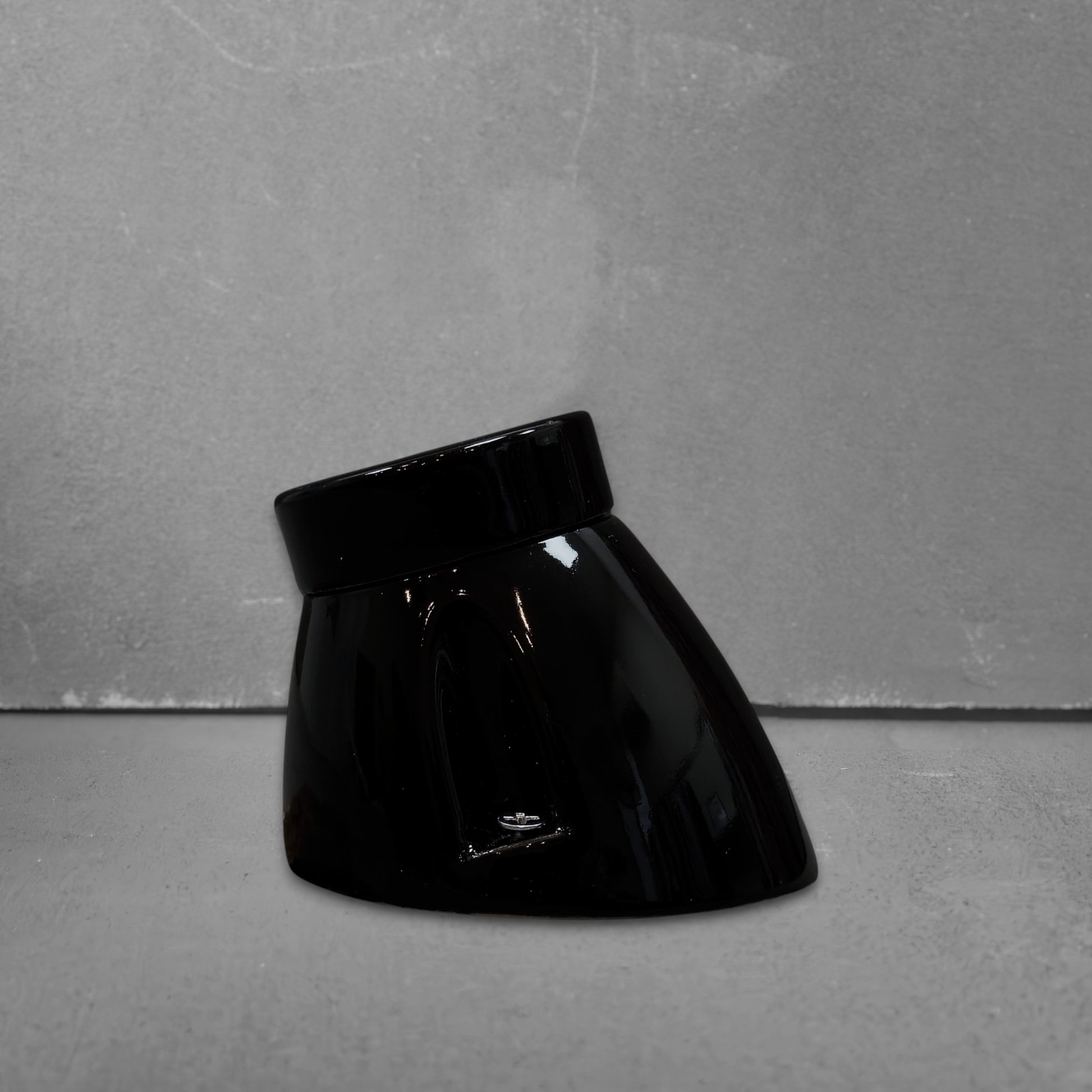 black porcelain inclined E27 lamp holder, surface-mount, front