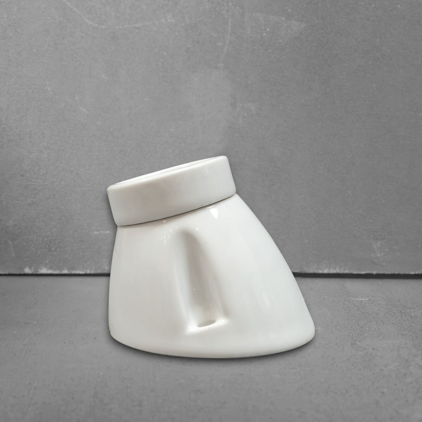 white porcelain inclined E27 lamp holder, surface-mount, front