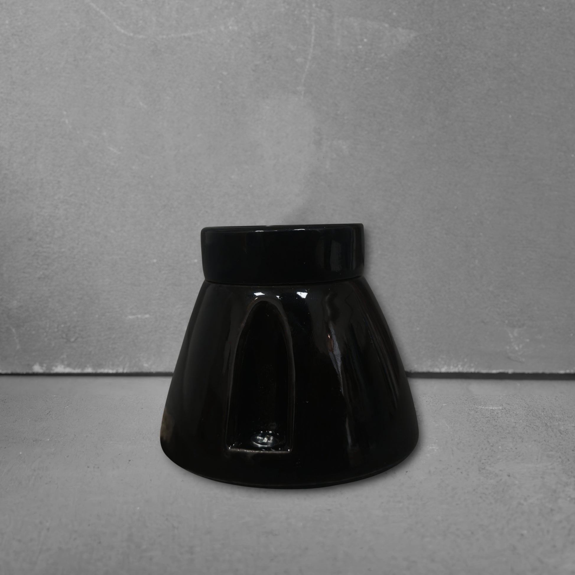 black porcelain straight E27 lamp holder, surface-mount, front