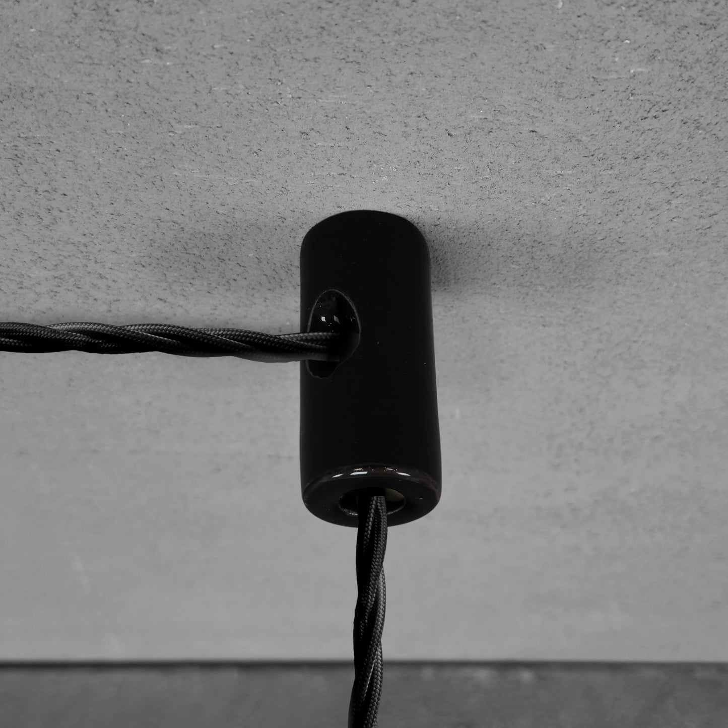 Black porcelain cable decentraliser, surface-mount, wired