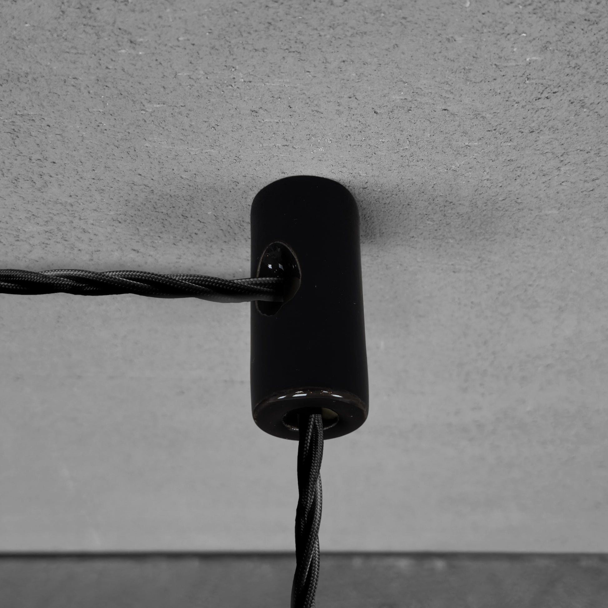 Black porcelain cable decentraliser, surface-mount, wired