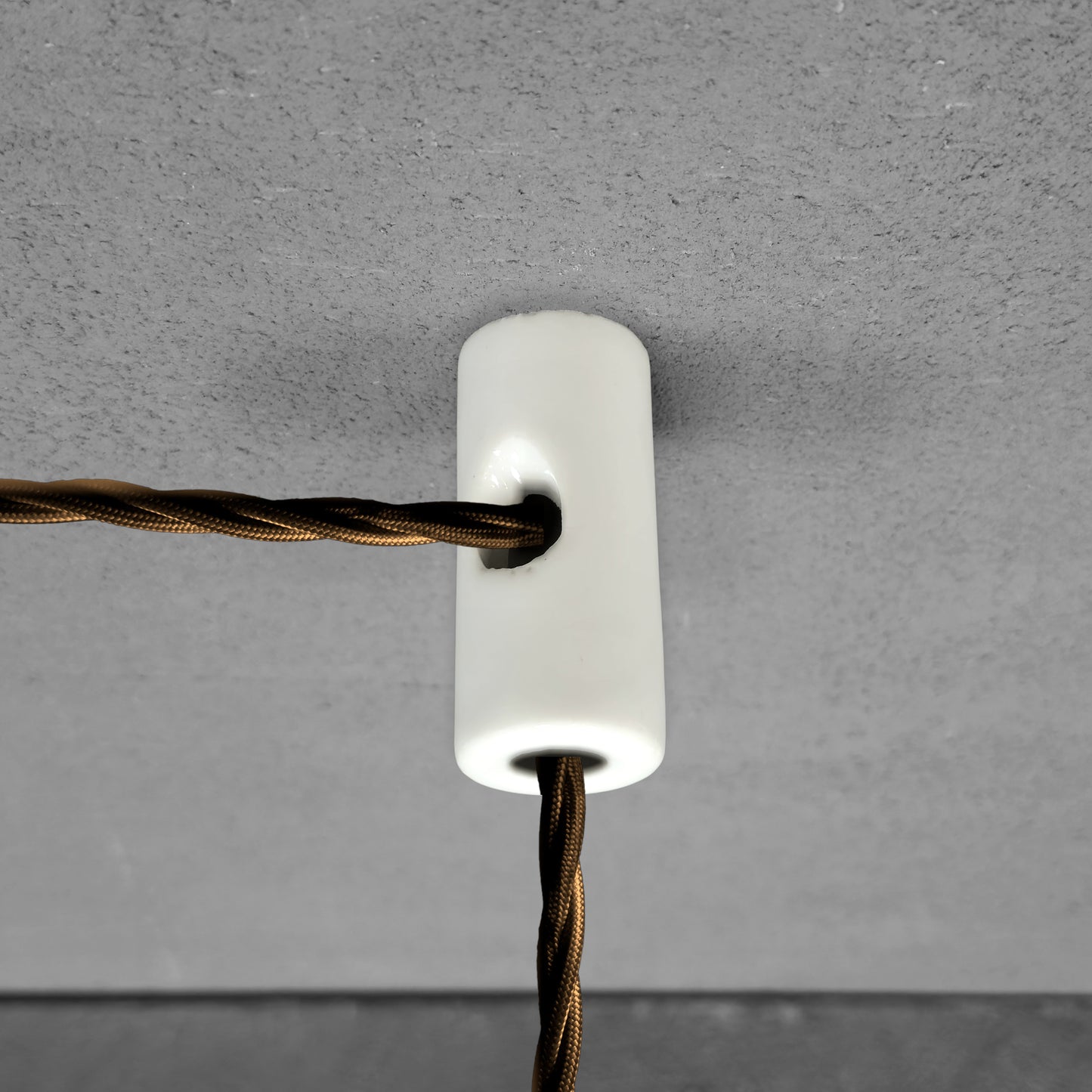 White porcelain cable decentraliser, surface-mount, wired
