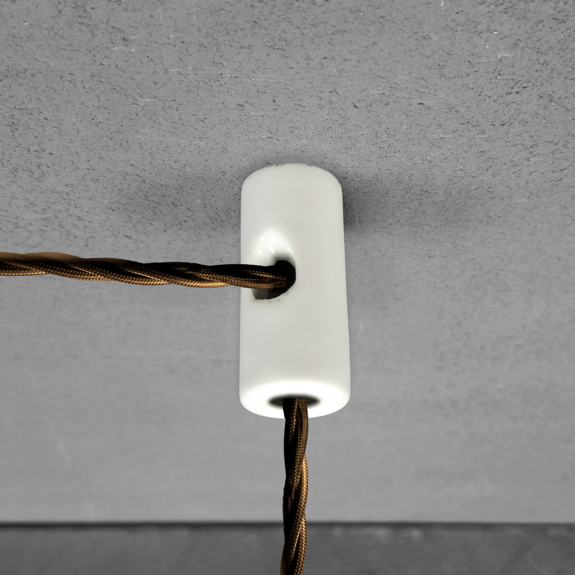 White porcelain cable decentraliser, surface-mount, wired