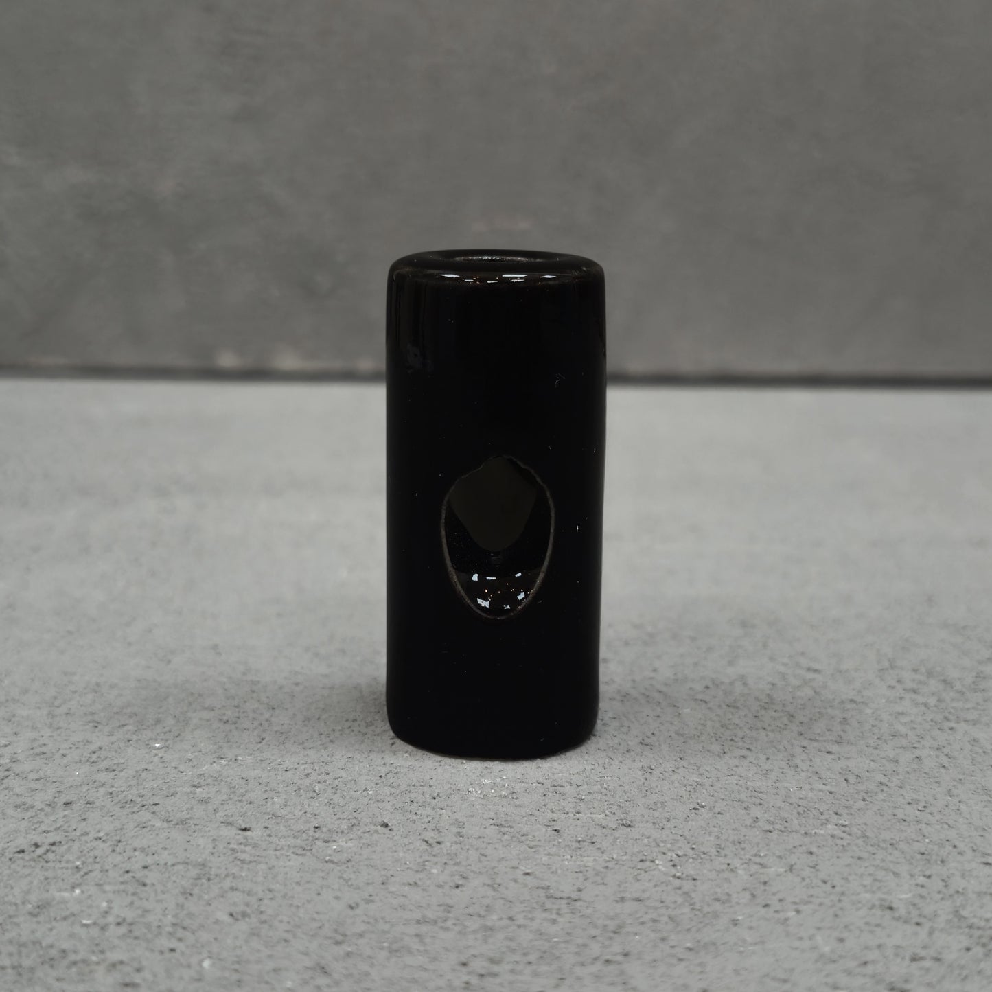 Black porcelain cable decentraliser, surface-mount, single