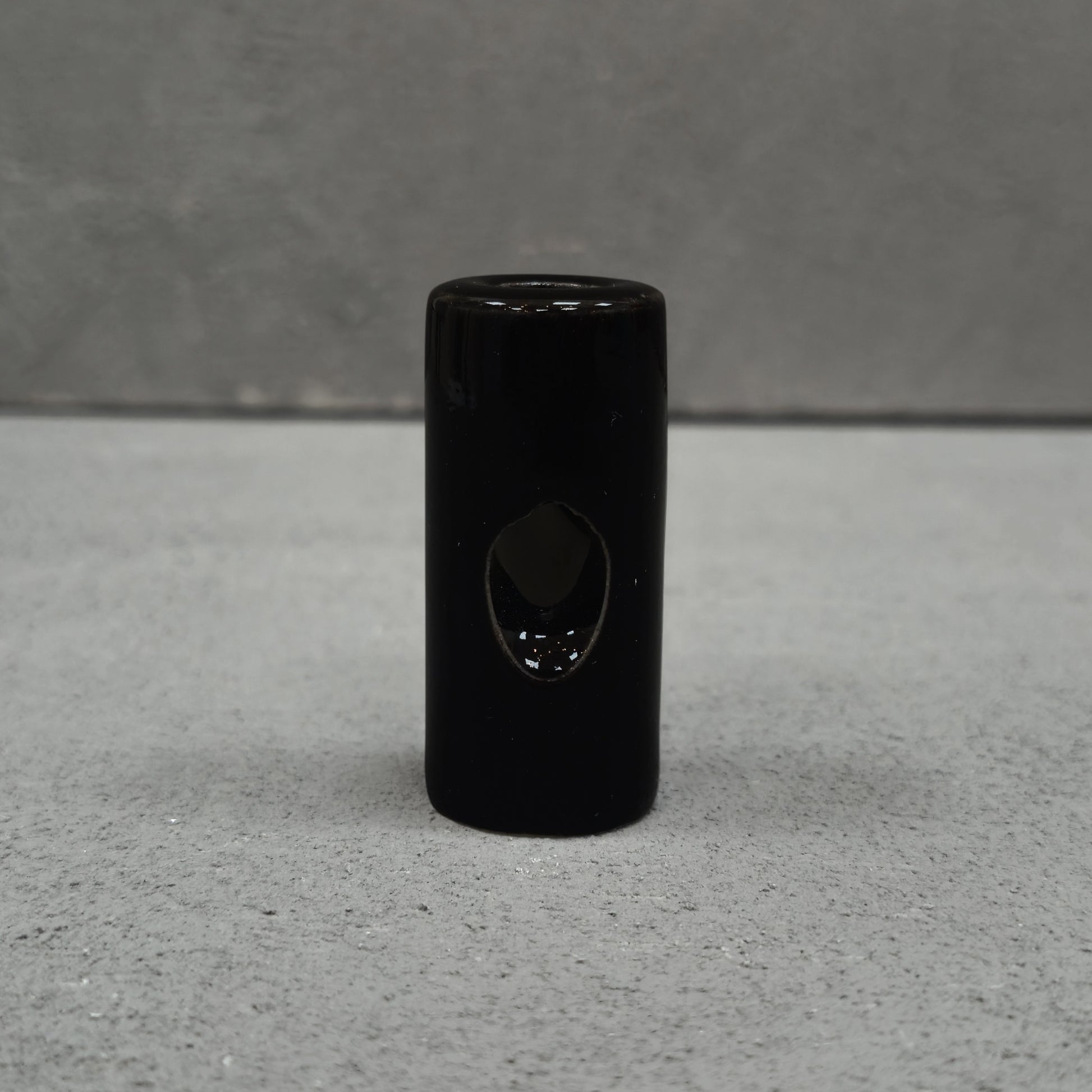 Black porcelain cable decentraliser, surface-mount, single