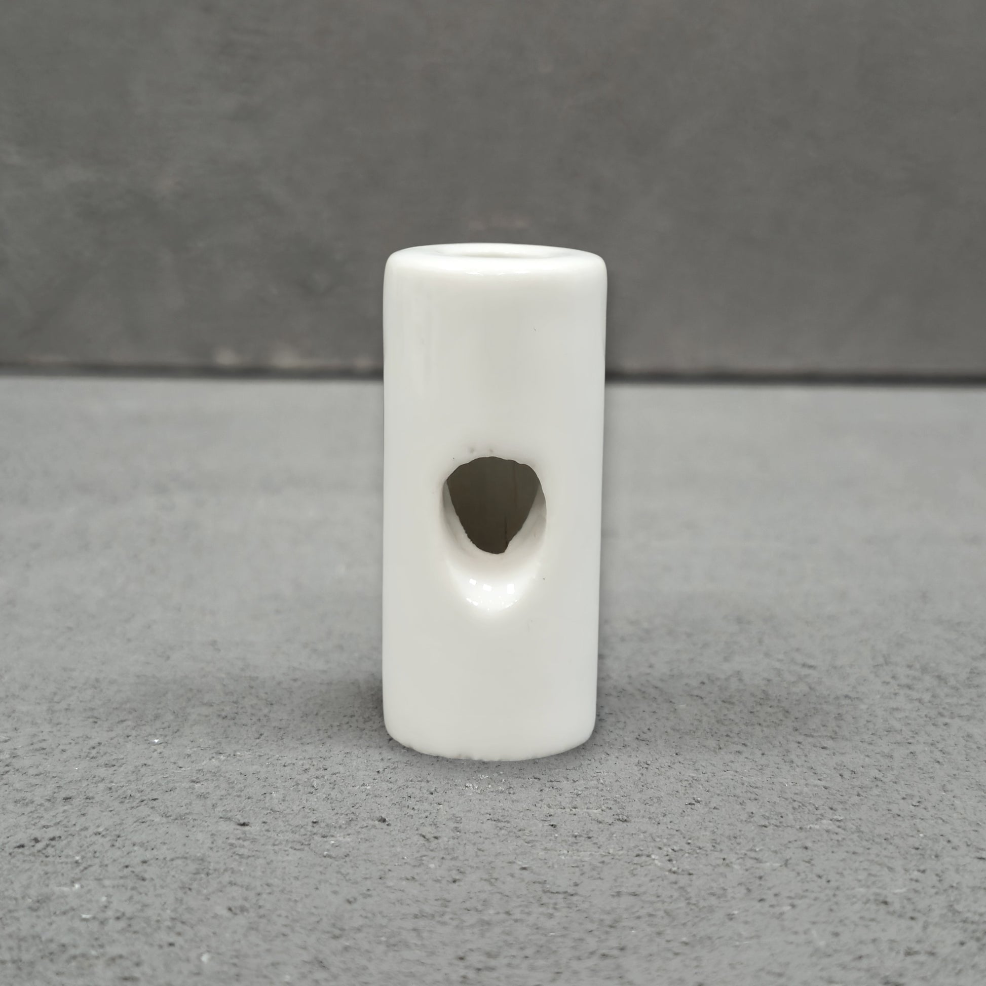 White porcelain cable decentraliser, surface-mount, single