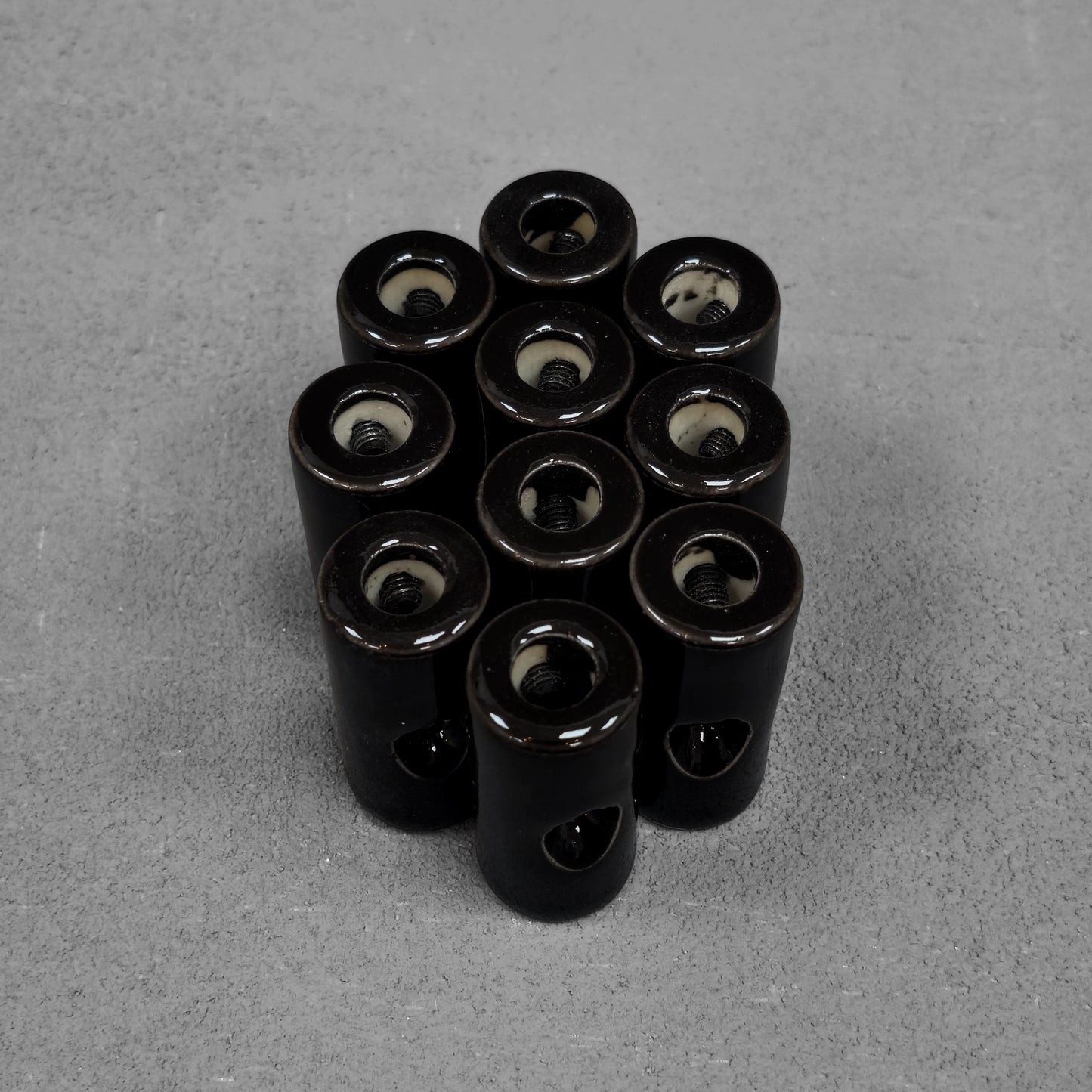 Black porcelain cable decentraliser, surface-mount, 10pcs