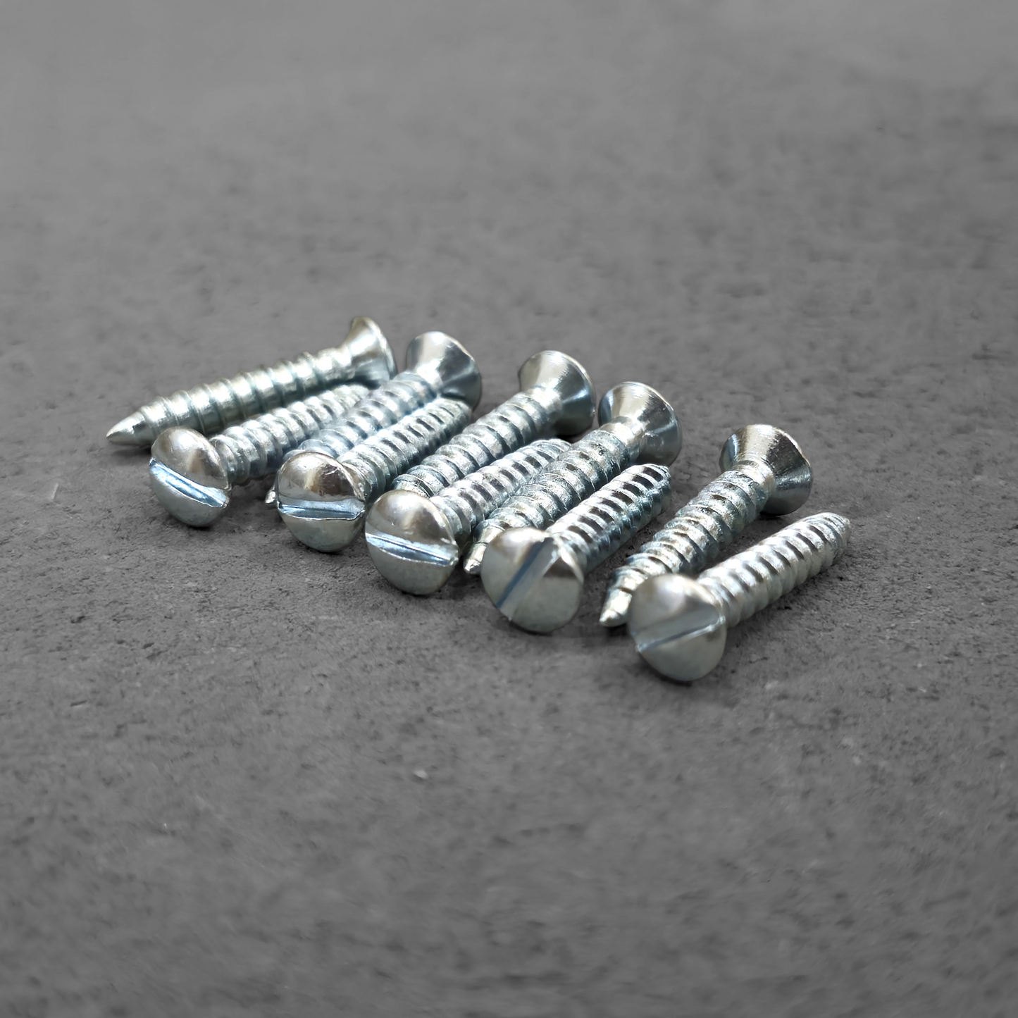 M3.5 x 20mm Round Slotted Machine Screws (10-Pack)