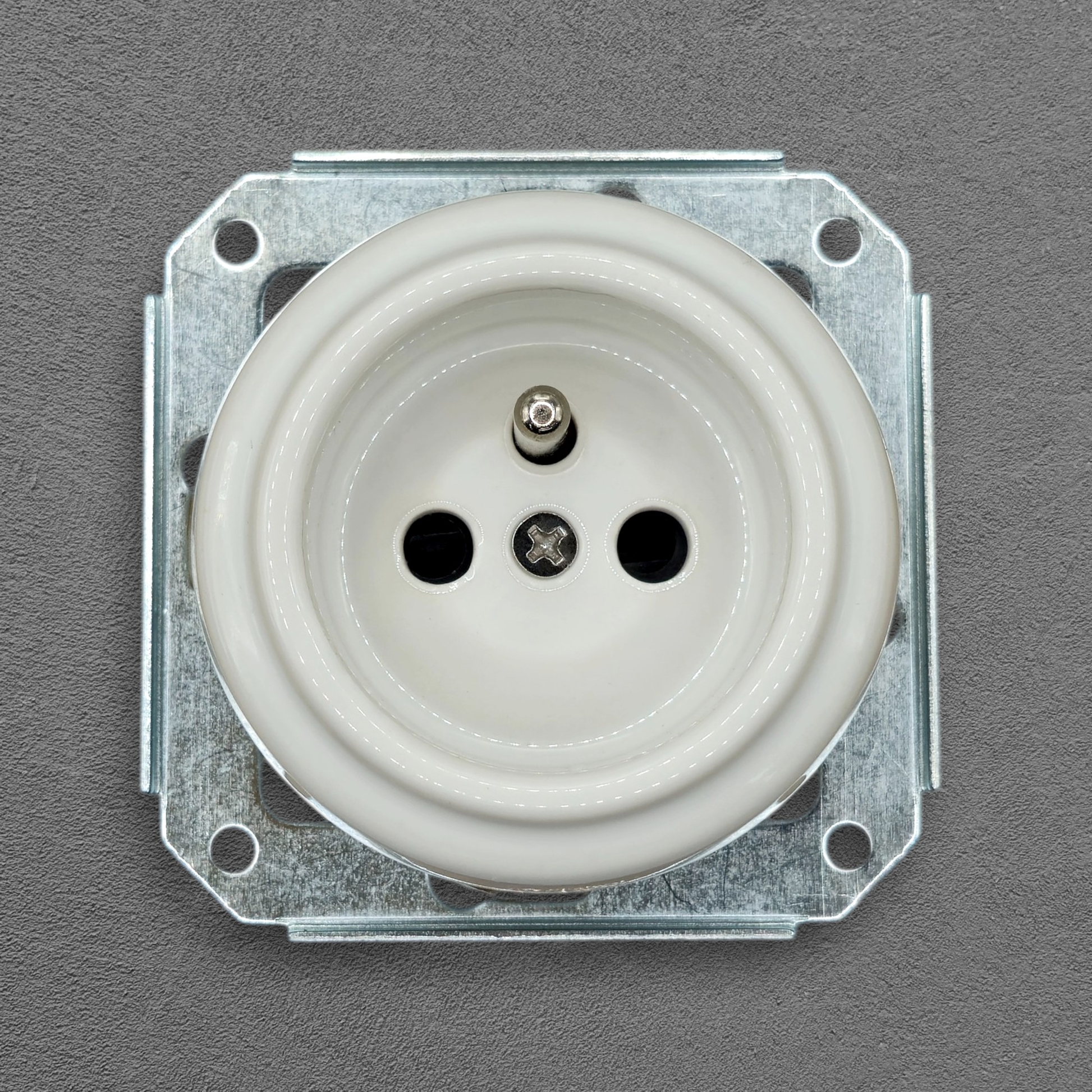 Single white French porcelain socket insert, flush-mount, front