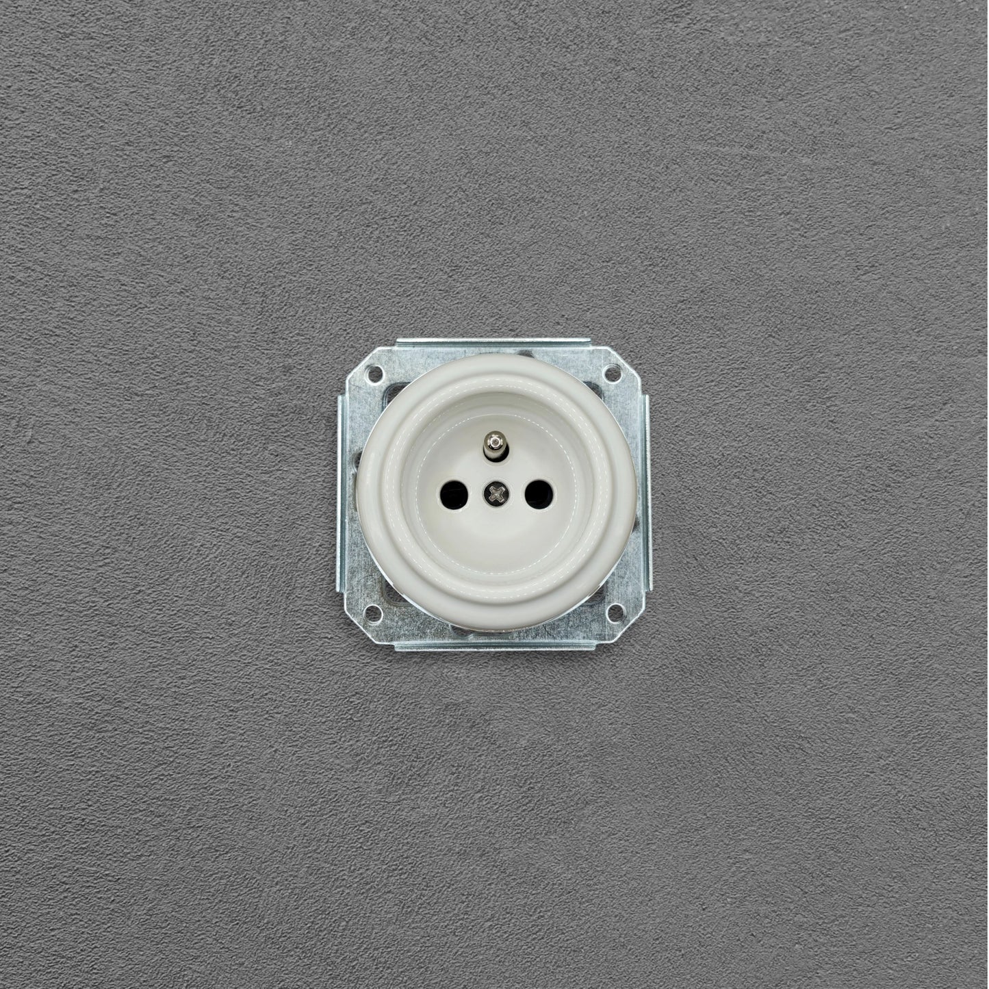 Single white French porcelain socket insert, flush-mount