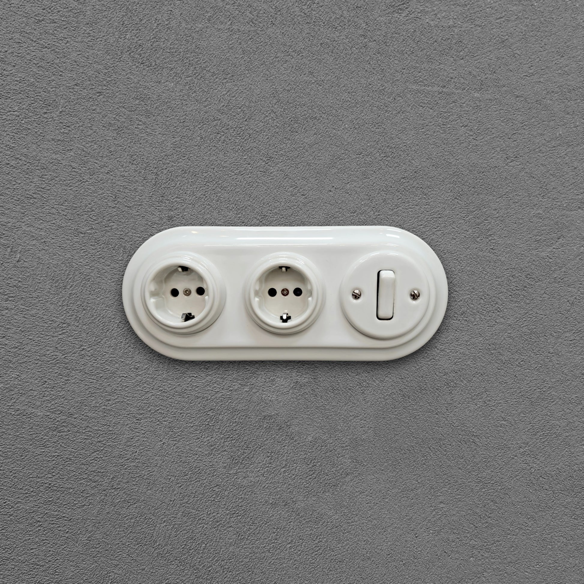 Double SCHUKO porcelain socket with light switch, white, flush-mounted