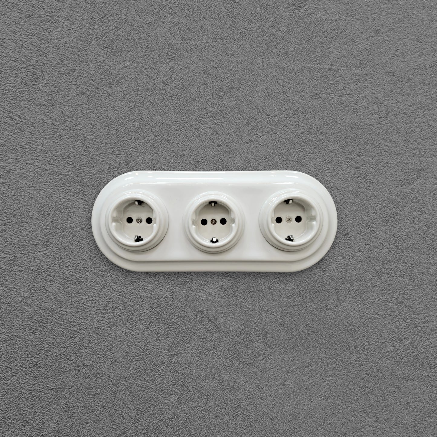 Triple SCHUKO porcelain socket, white, flush-mounted