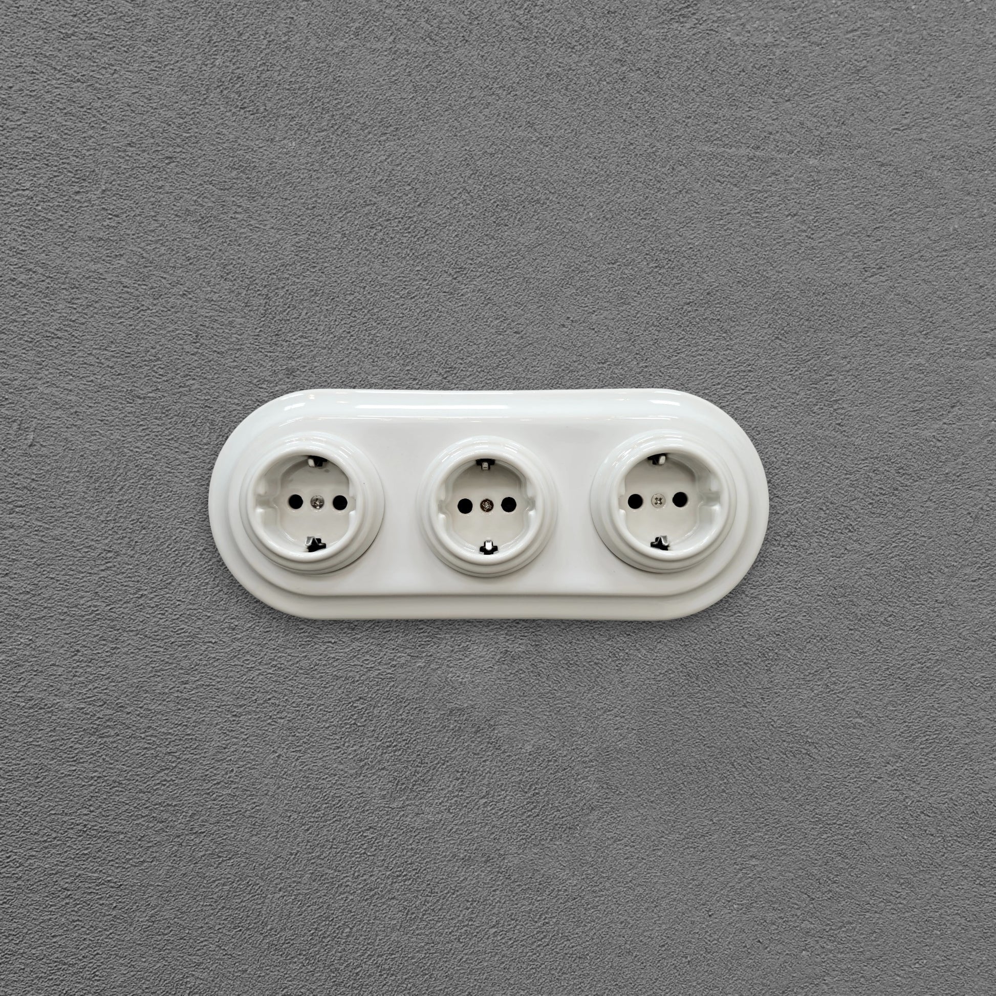 Triple SCHUKO porcelain socket, white, flush-mounted