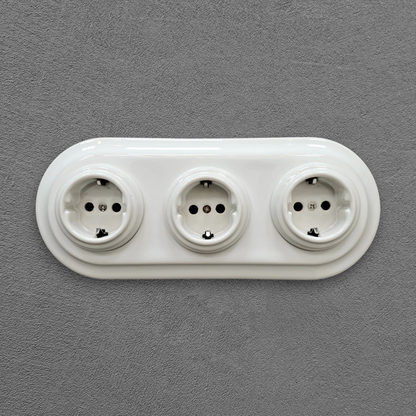 Triple SCHUKO porcelain socket, white, flush-mounted, front view