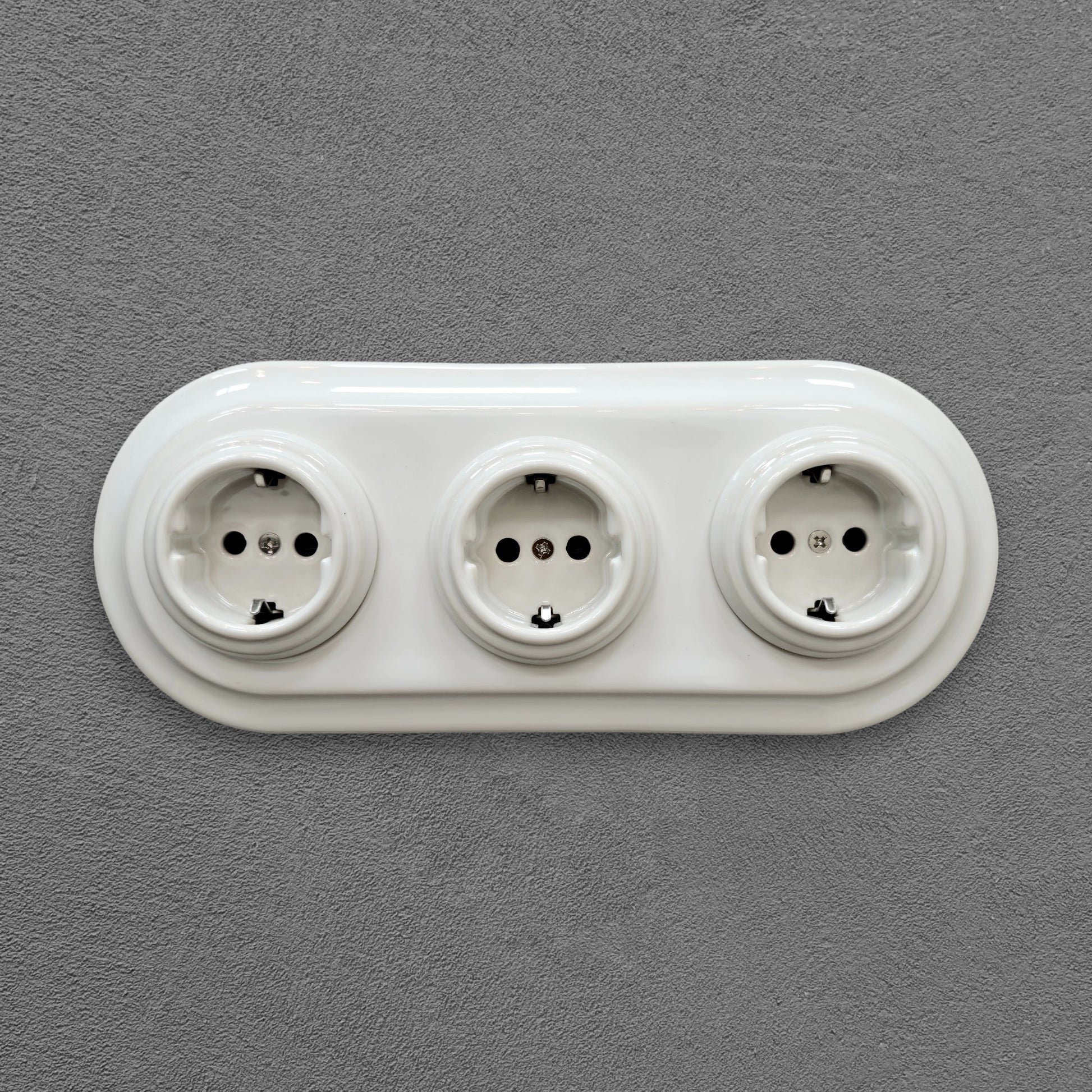 Triple SCHUKO porcelain socket, white, flush-mounted, front view