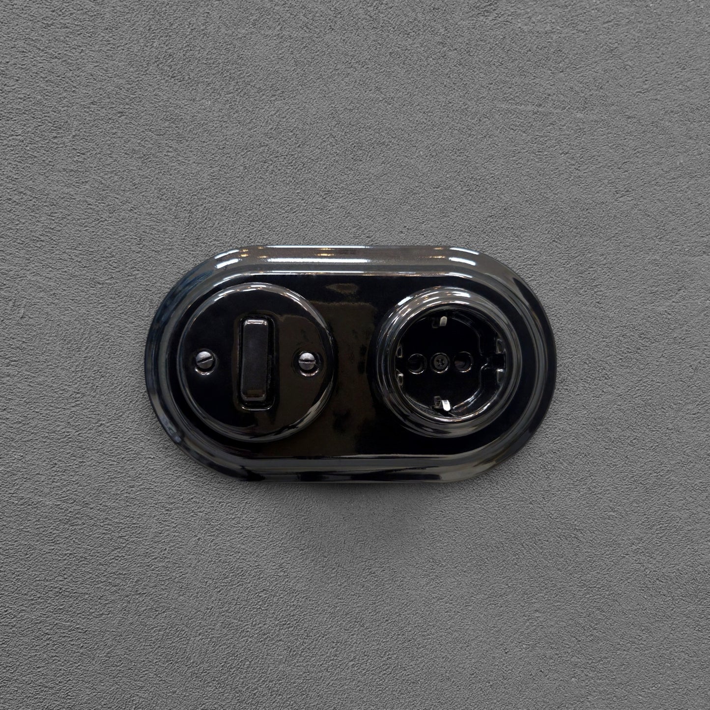 Single SCHUKO porcelain socket with light switch, black, flush-mounted