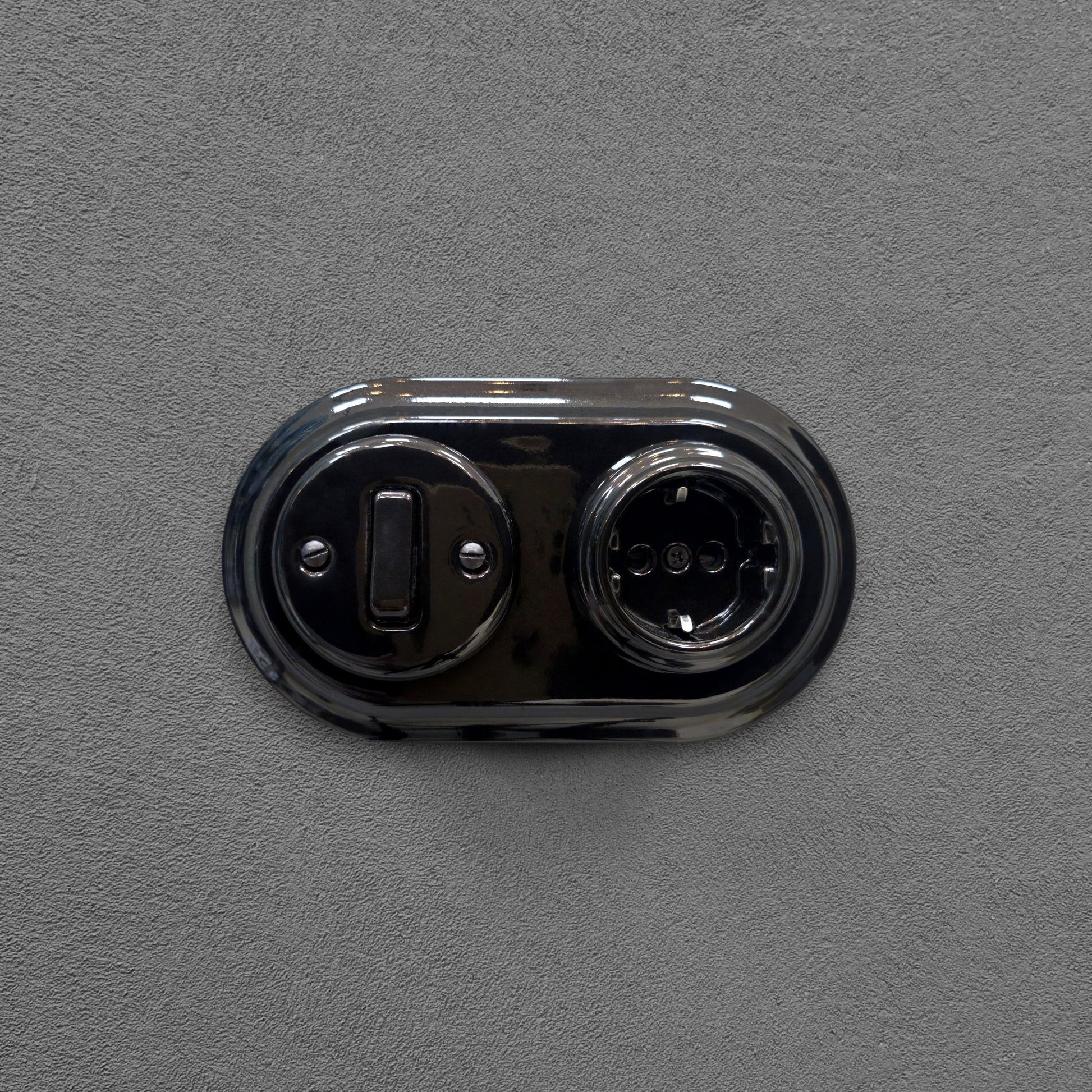 Single SCHUKO porcelain socket with light switch, black, flush-mounted