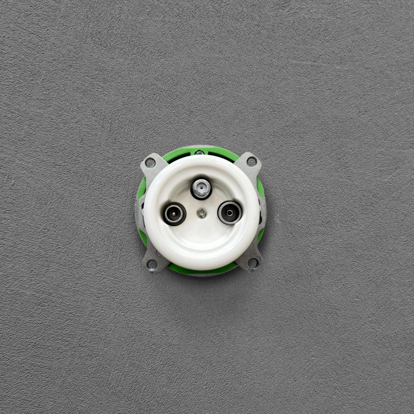 White porcelain TV+SAT socket insert, flush-mounted