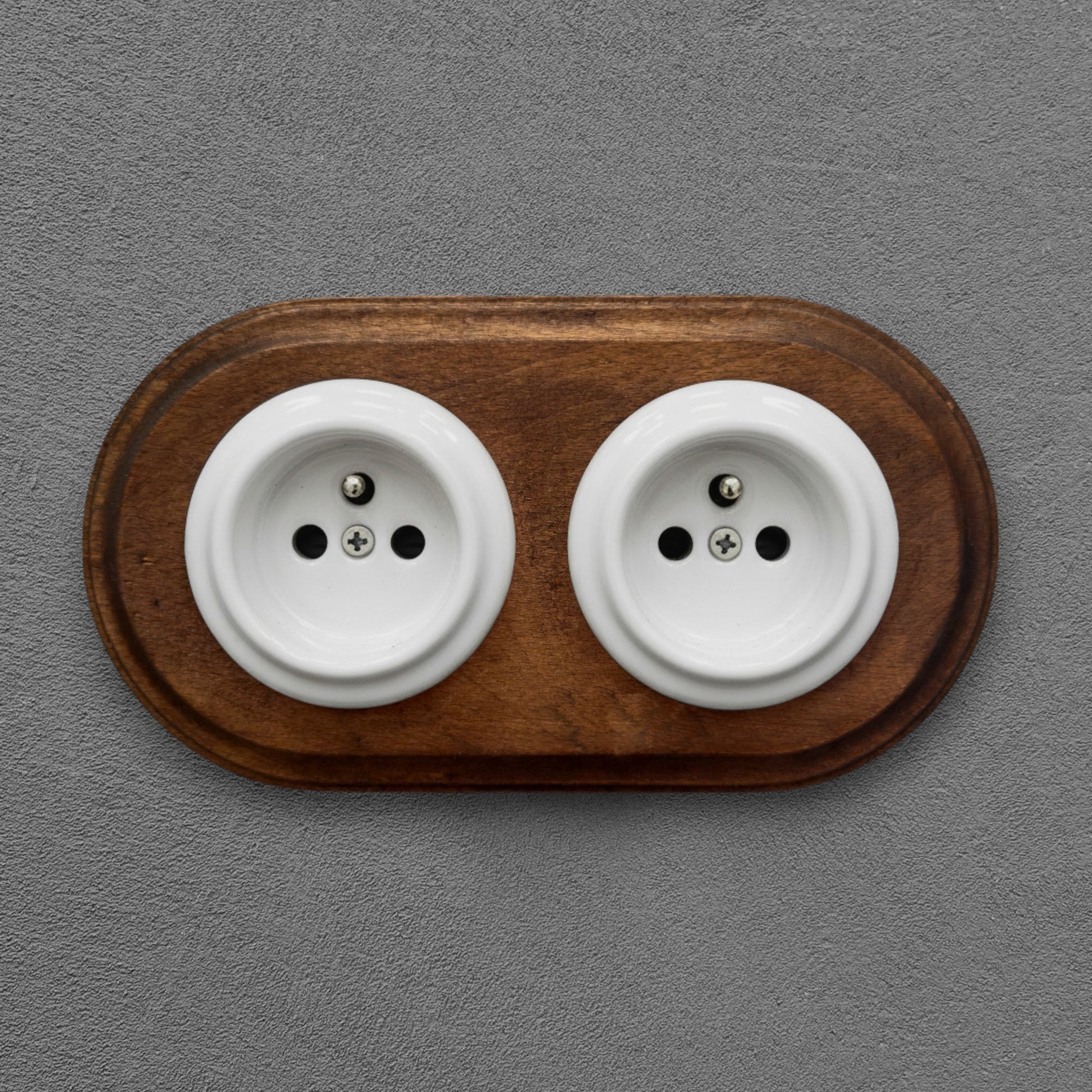 Double white Type F porcelain socket with dark wood frame, flush-mounted, front