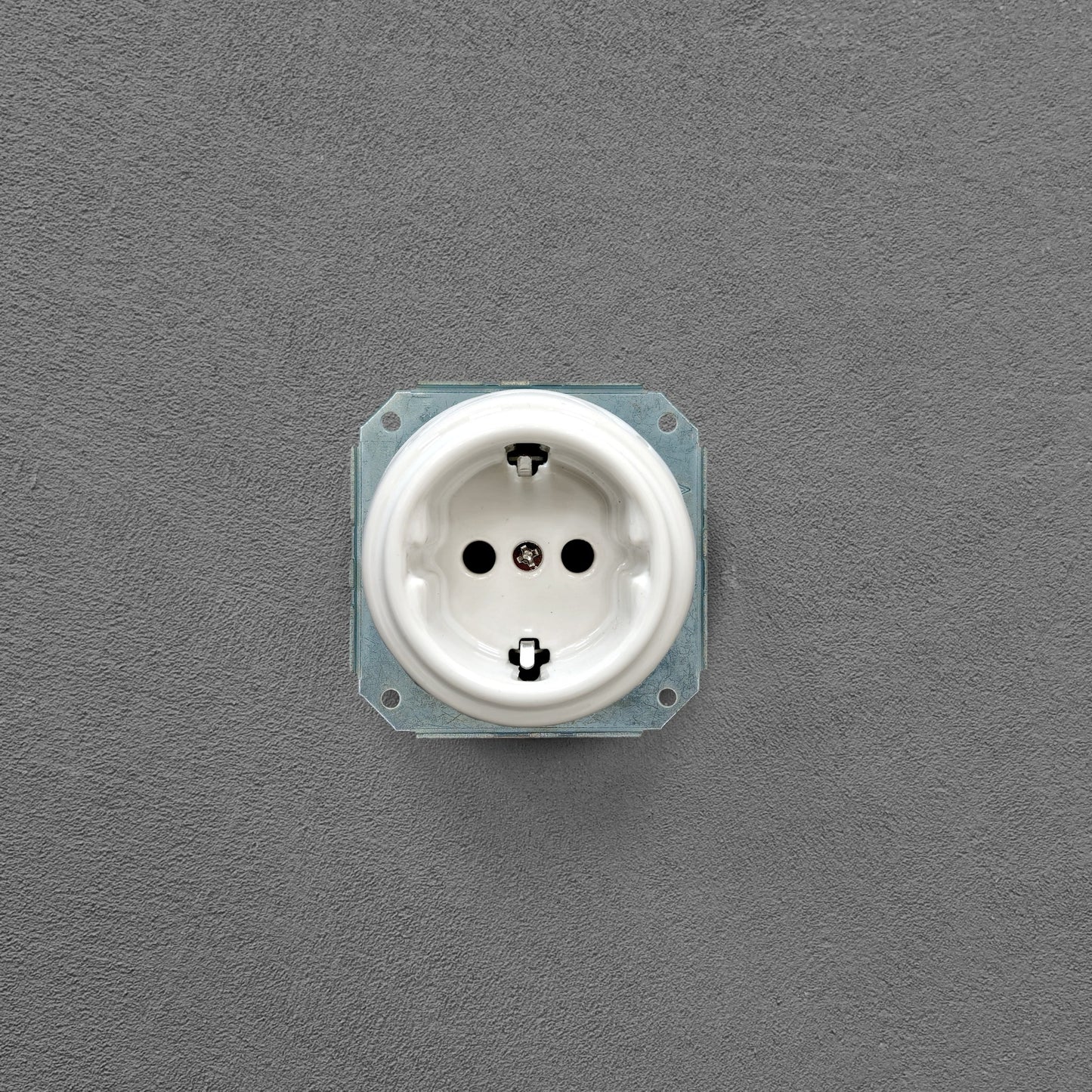 Single SCHUKO porcelain socket insert, white, flush-mounted