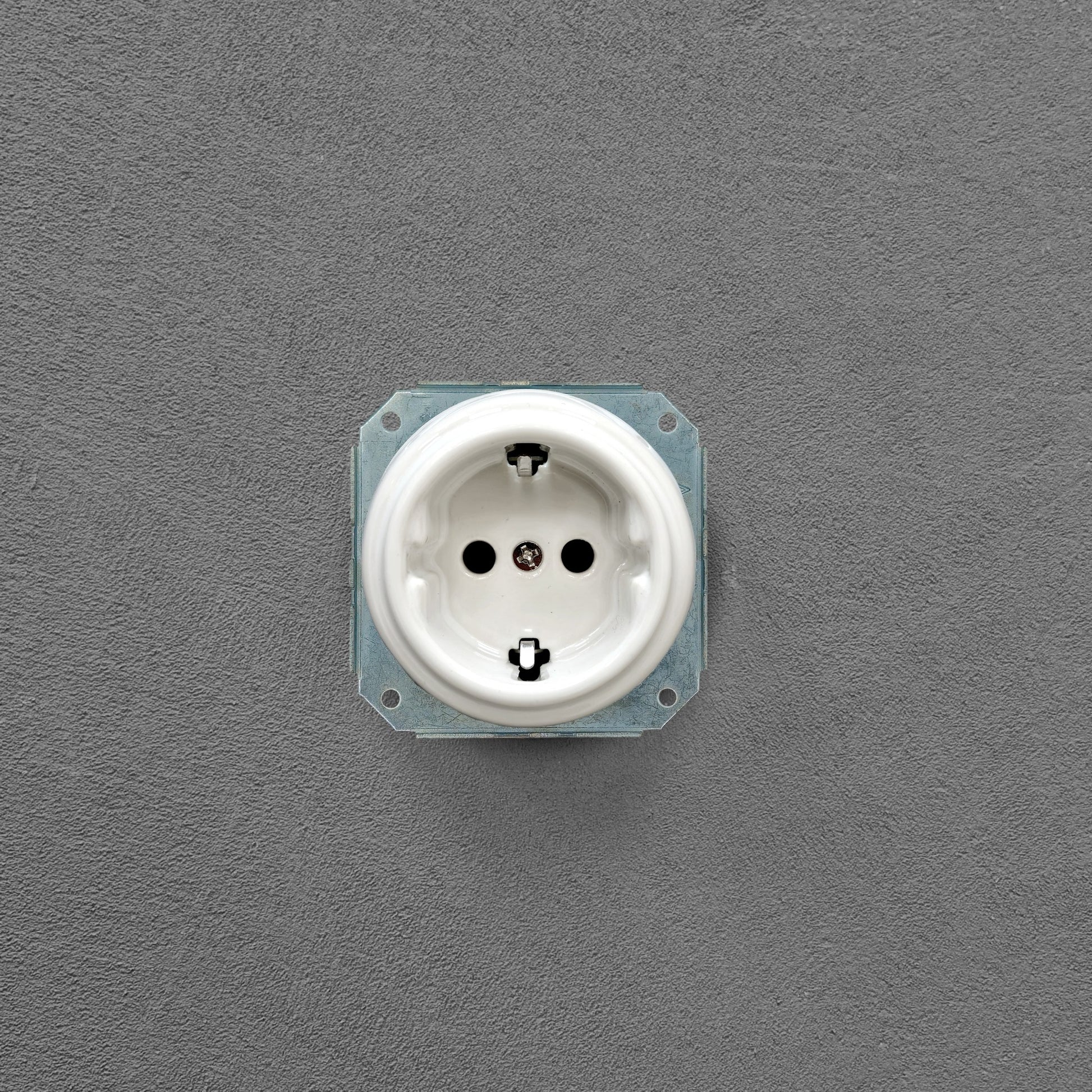 Single SCHUKO porcelain socket insert, white, flush-mounted