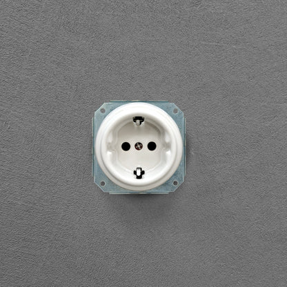 Single SCHUKO porcelain socket insert, white, flush-mounted