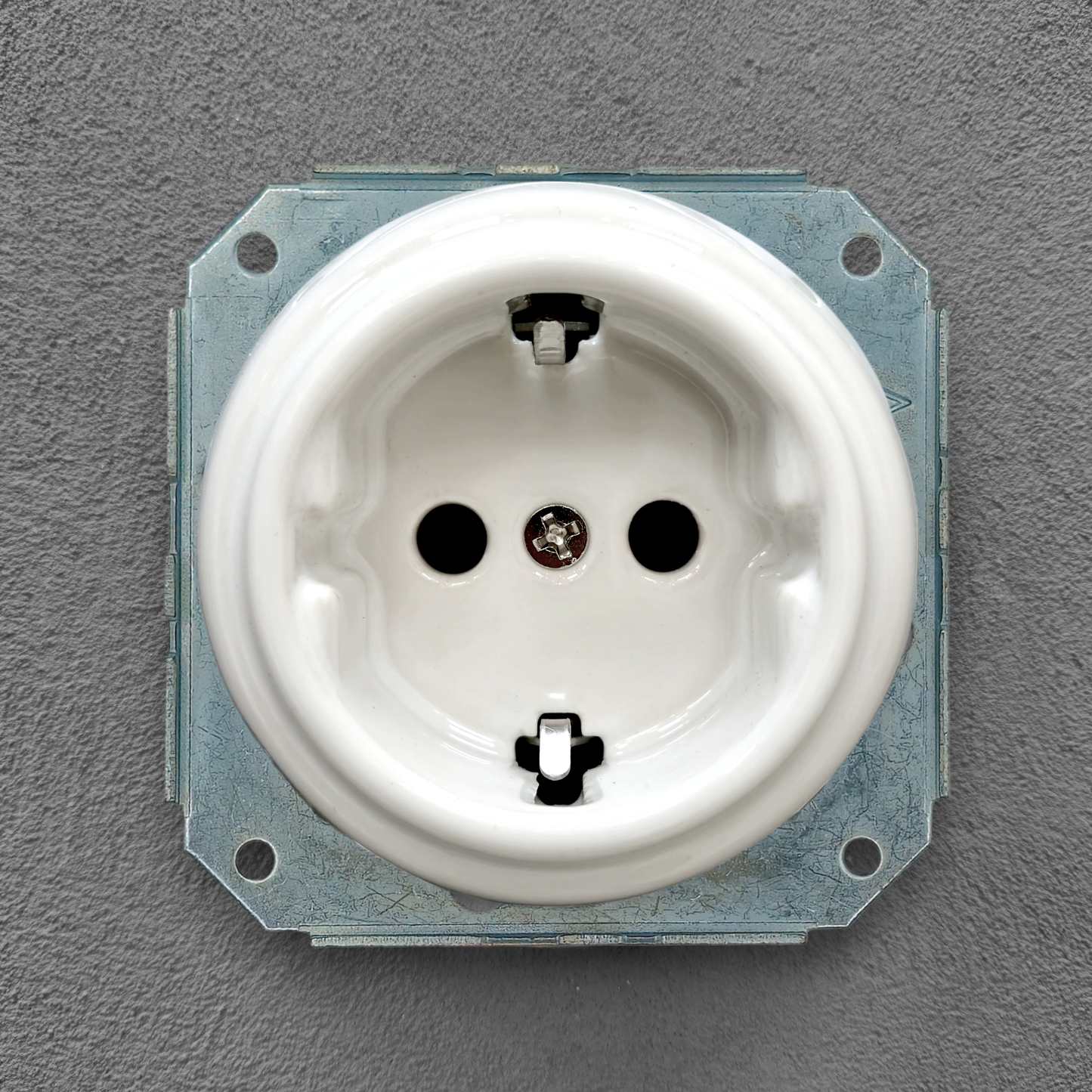 Single SCHUKO porcelain socket insert, white, flush-mounted, front view