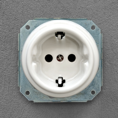 Single SCHUKO porcelain socket insert, white, flush-mounted, front view