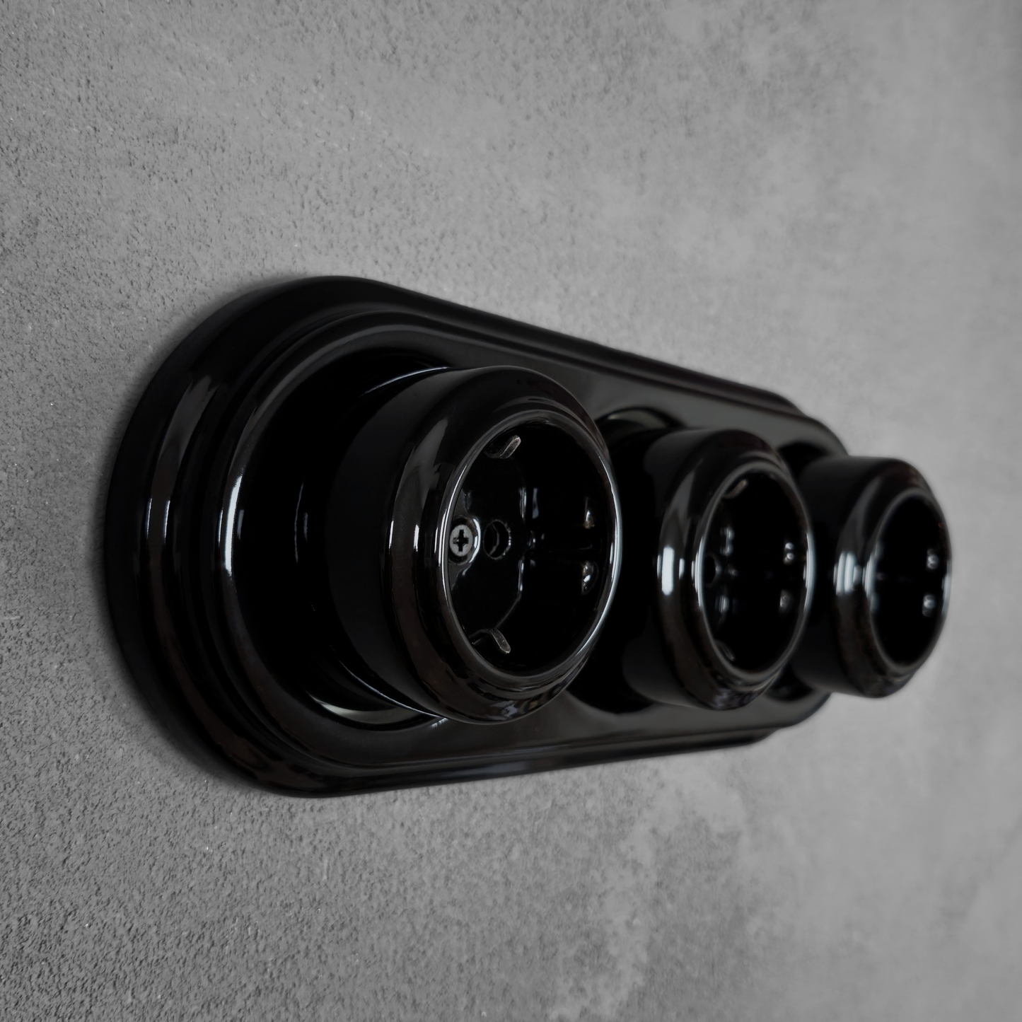 Triple SCHUKO porcelain socket, black, surface-mounted, side view