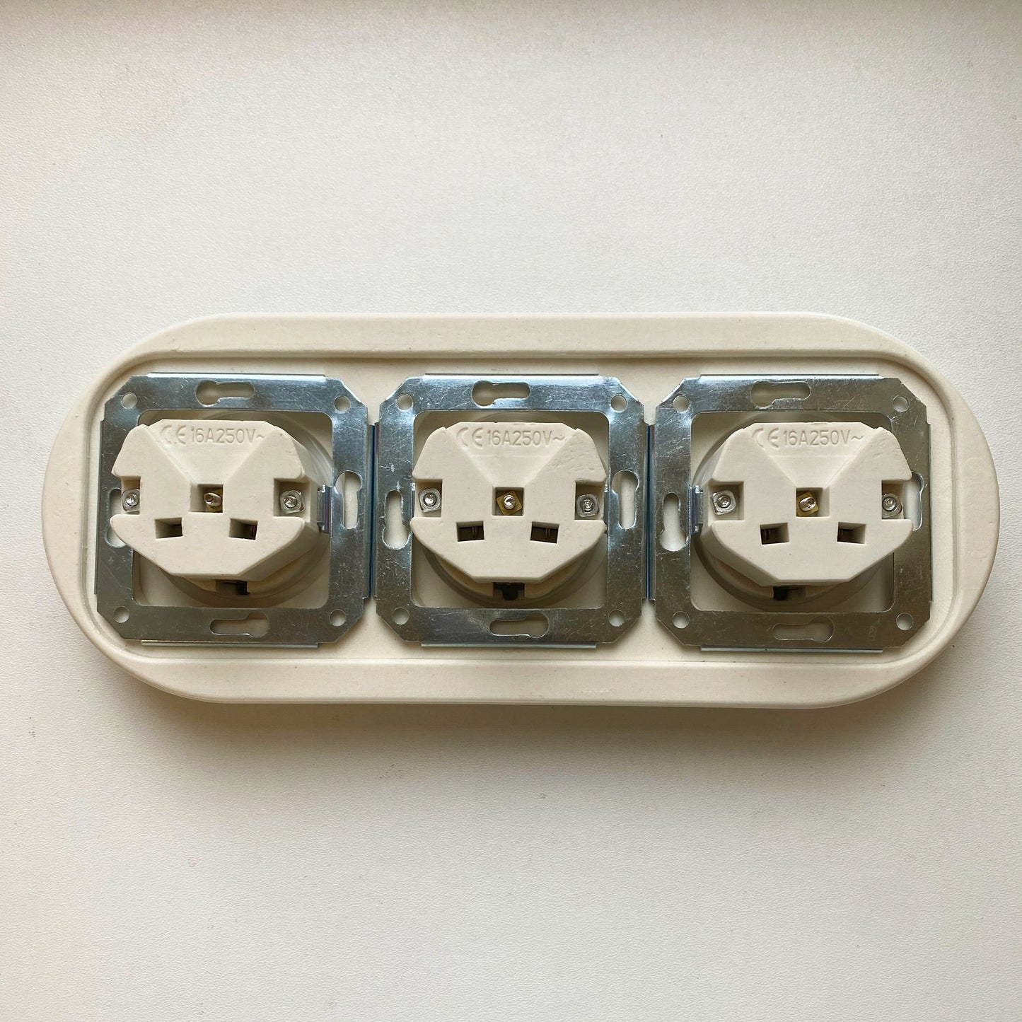 Triple Power Socket Porcelain Loft Retro Electrical German Schuko Flush-Mounting Vintage Cottage Ceramic White