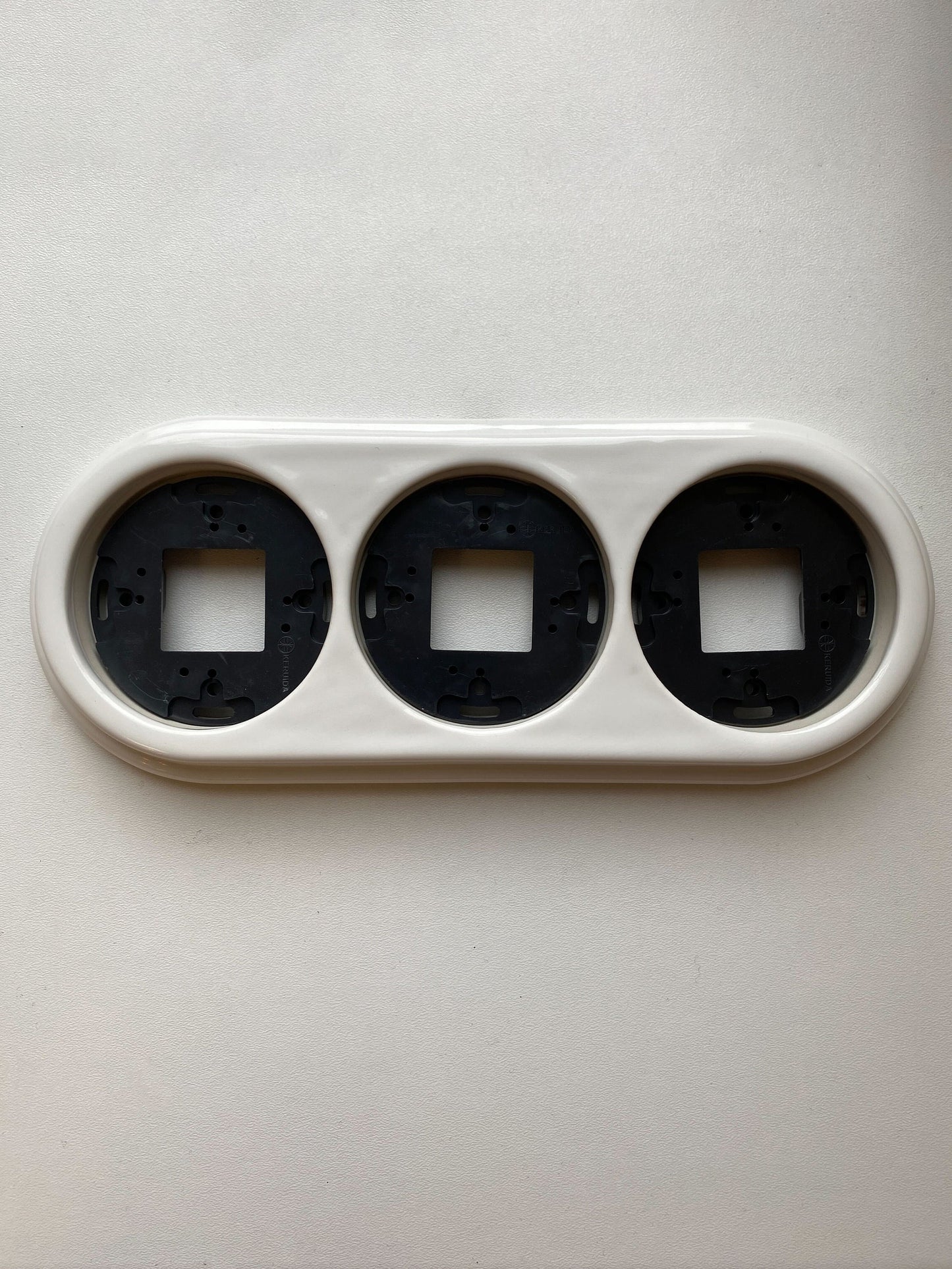 Porcelain Loft Retro Triple Porcelain Frame With Plastic Part Surface Mounted Vintage Cottage Ceramic White
