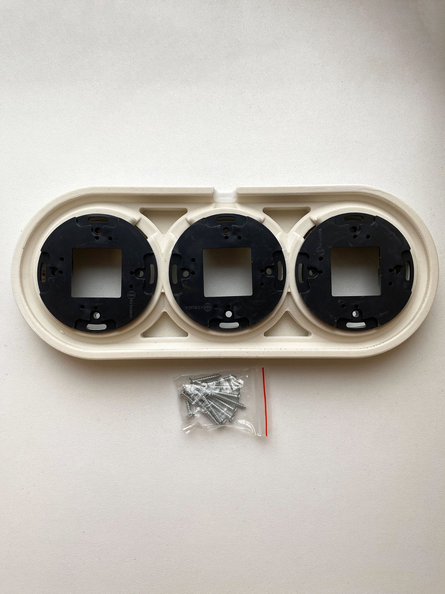 Porcelain Loft Retro Triple Porcelain Frame With Plastic Part Surface Mounted Vintage Cottage Ceramic White